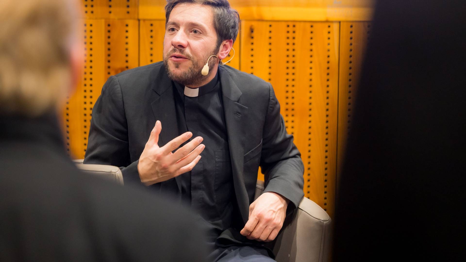 »Zveze pri višji sili« niso pomagale: tehnični zaplet na dogodku z Martinom Golobom v Ribnici