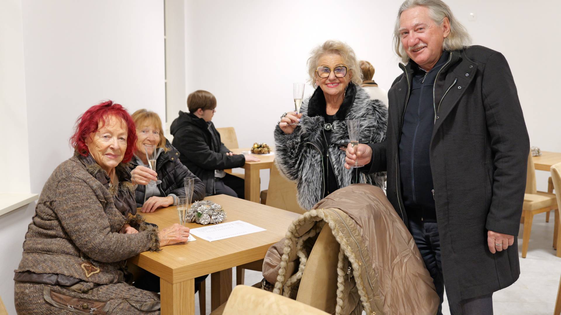 FOTO: Ob prižigu luči zaživela tudi prenovljena Vila Marija