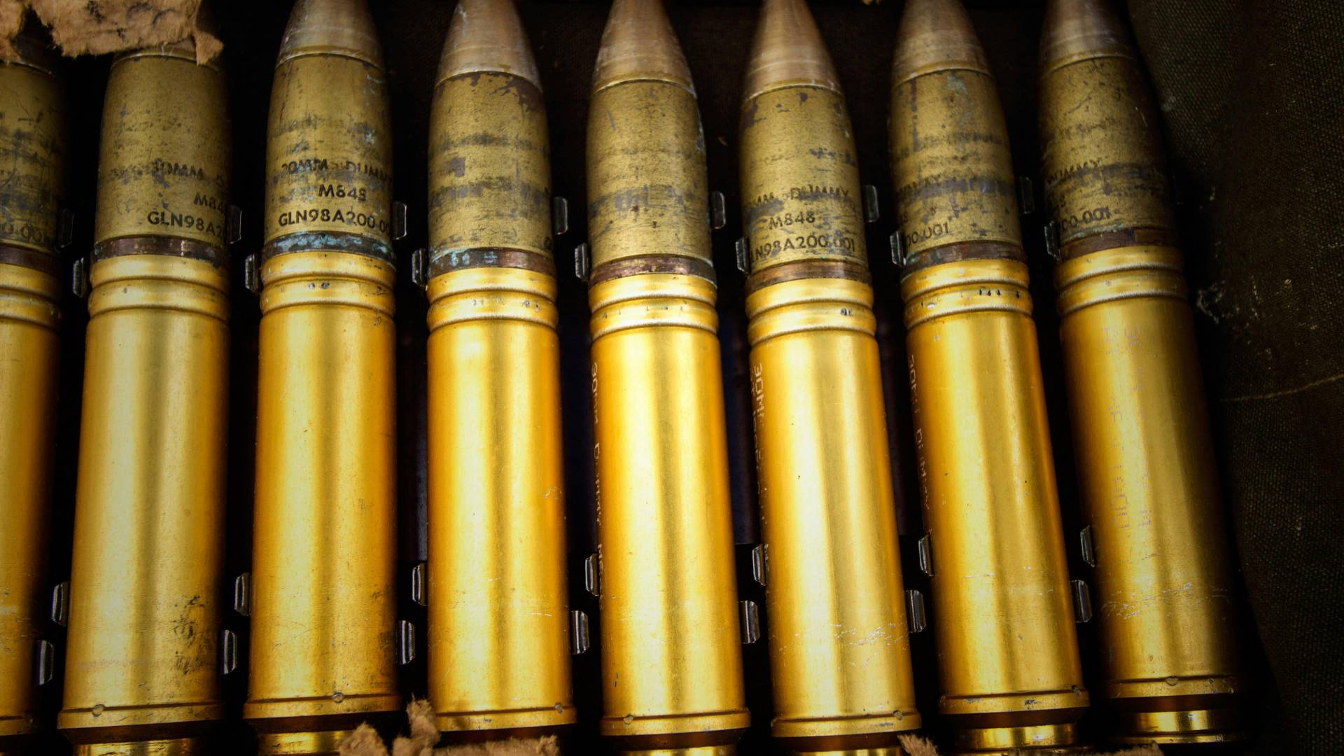 Predrzna kraja: Iz tovornjaka izginilo 20.000 kosov vojaške opreme