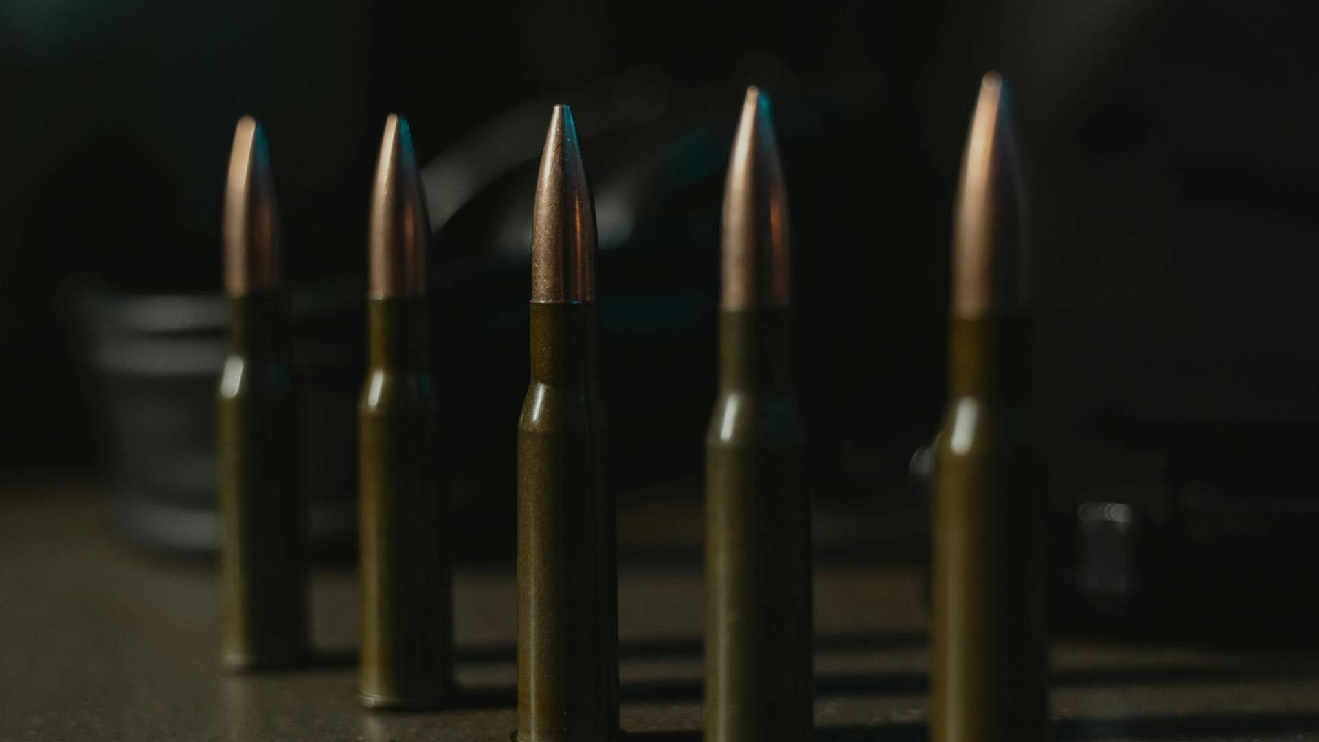 Iz dostavnega tovornjaka ukradli 20.000 nabojev za nemško vojsko