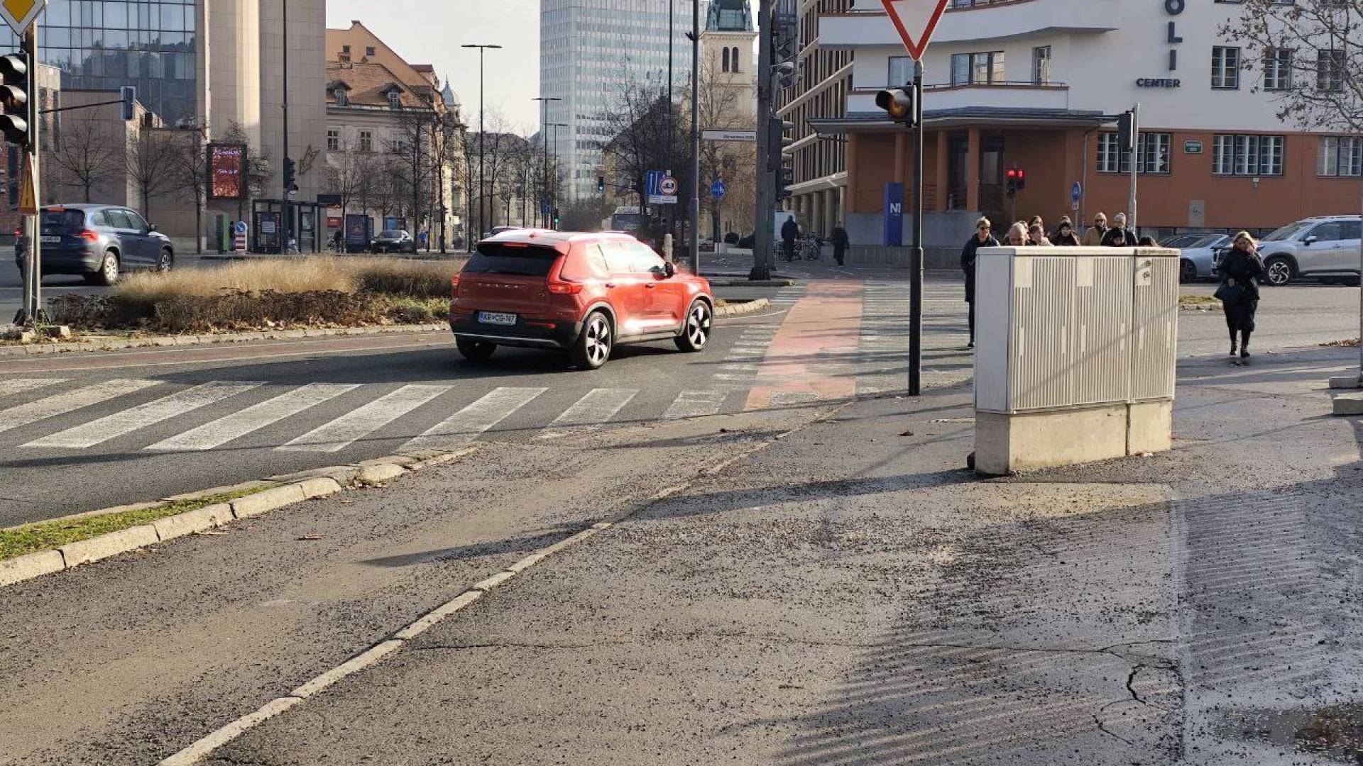 Trk na Bleiweisovi ohromil Ljubljano - sopotnica poškodovana, cesta začasno zaprta