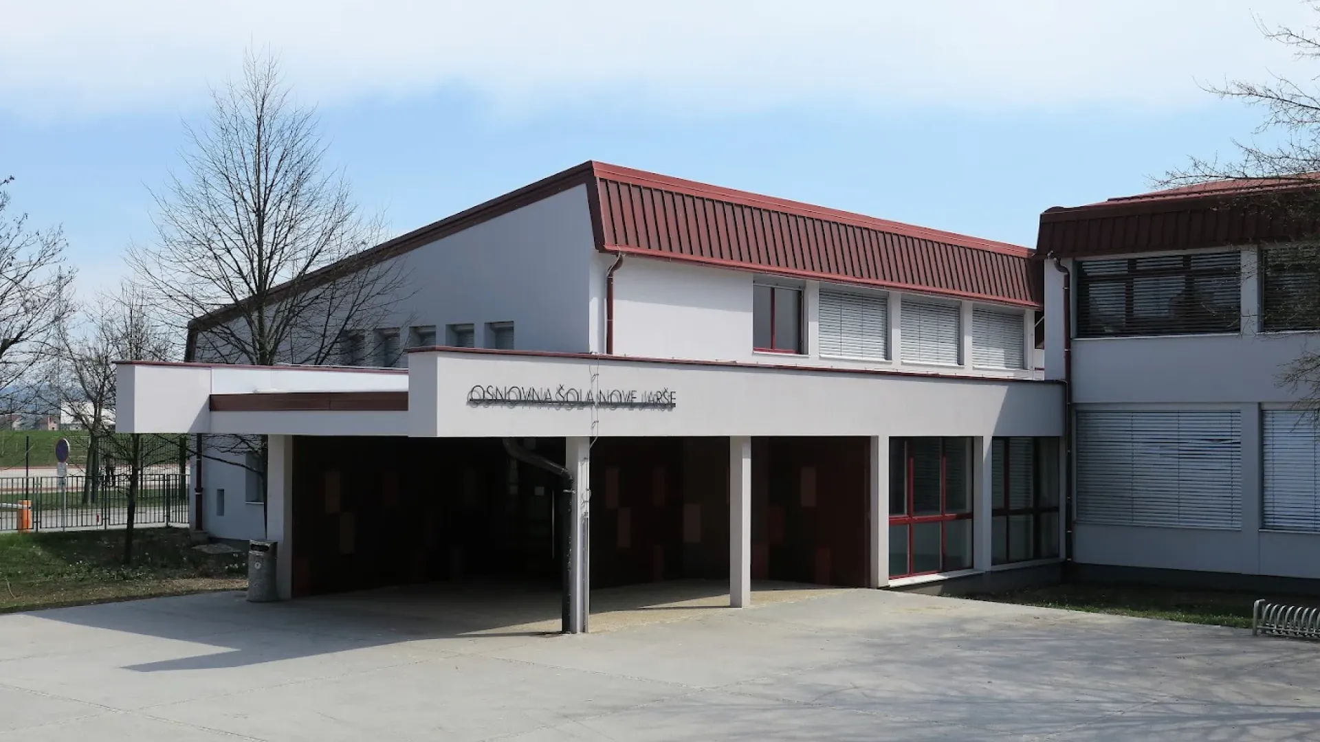 Vrata OŠ Nove Jarše so stalno pokvarjena, zato se mladi ponoči zabavajo na igrišču