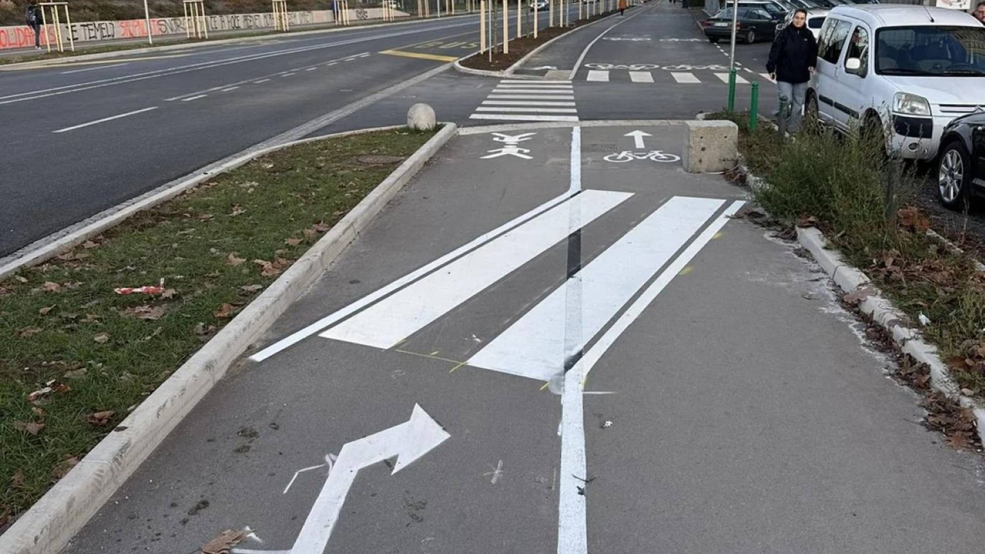 Nevarna prenova na Linhartovi cesti: Bi se vi znašli na taki kolesarski stezi? Ljubljančani komentirajo