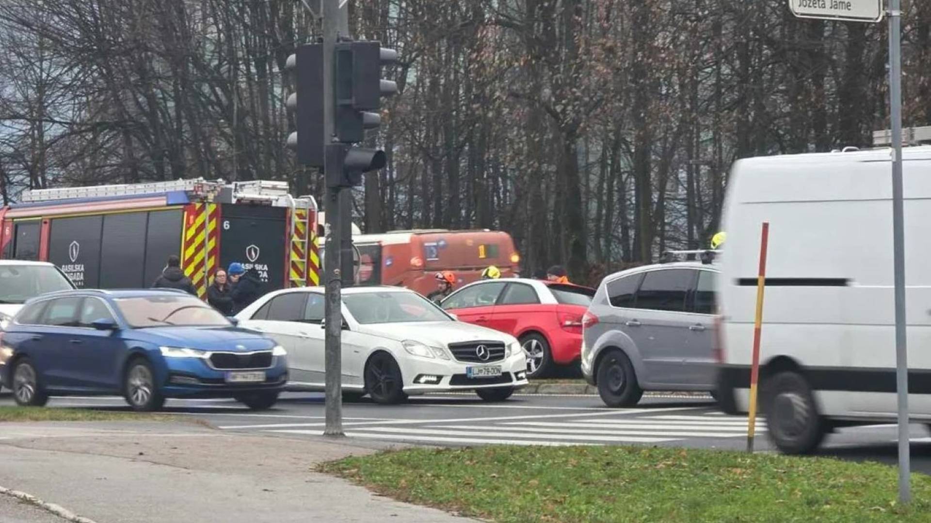 FOTO: Prometna nesreča na Celovški cesti, avto trčil v prometni znak