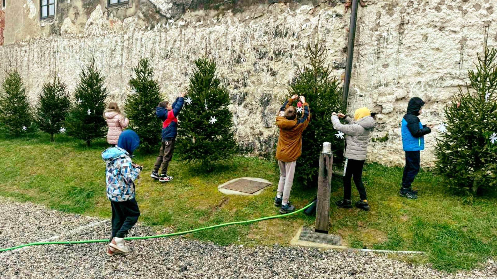 Otroci v Metliki okrasili Mestni trg in pričarali praznično vzdušje