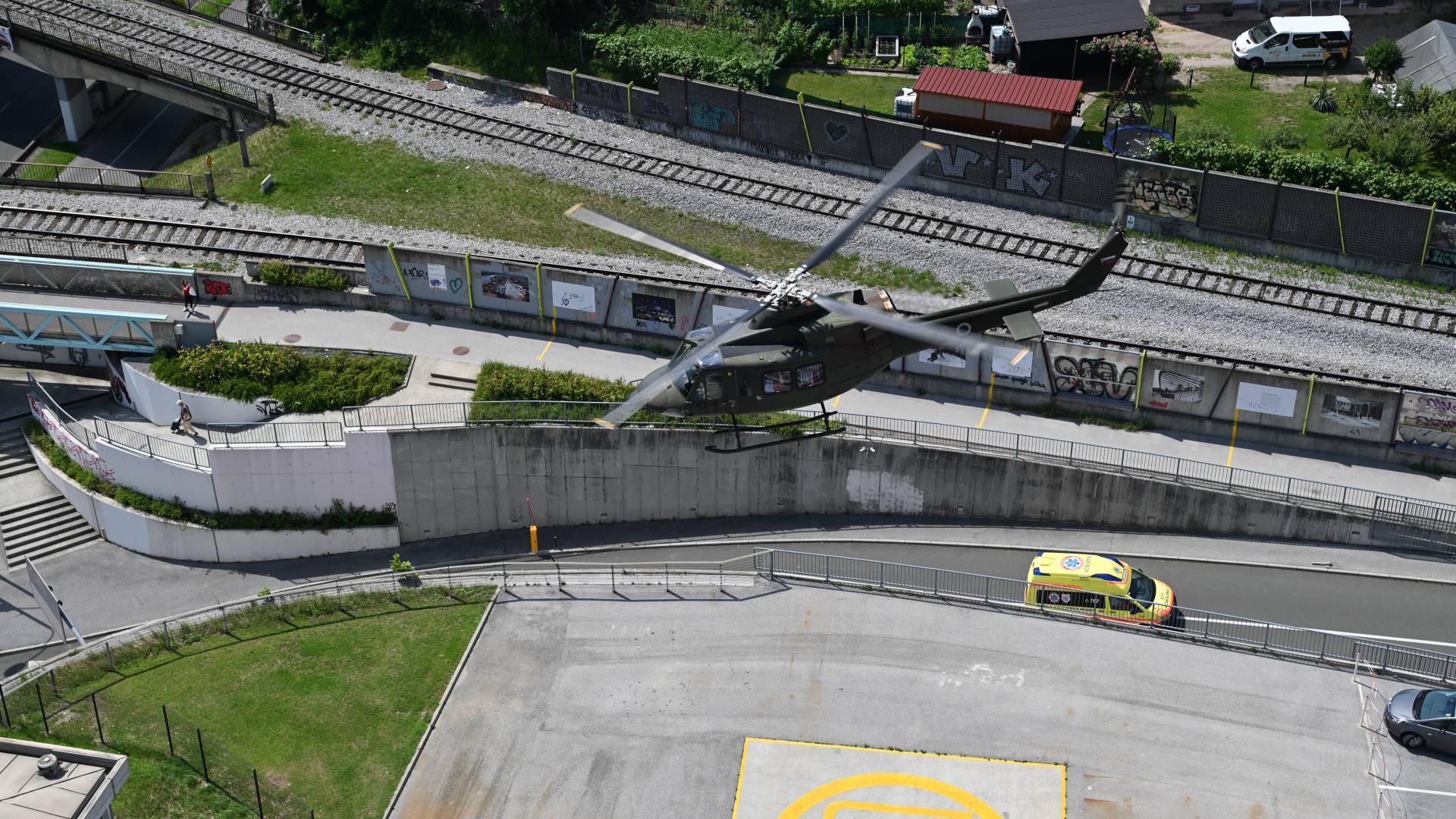 Med pristajanjem helikopterja hudo poškodovana peška. Kaj o nesreči pravijo pri UKC Maribor?