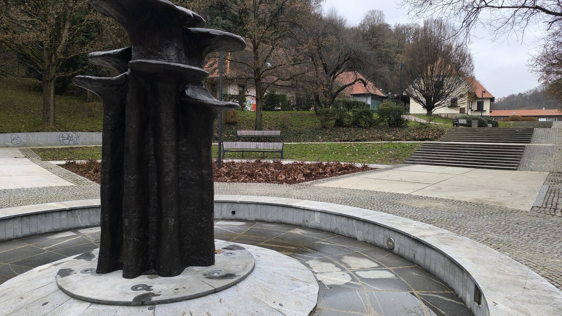 FOTO in VIDEO: V mariborski mestni park se je po Štuklju vrnila še fontana Gobice