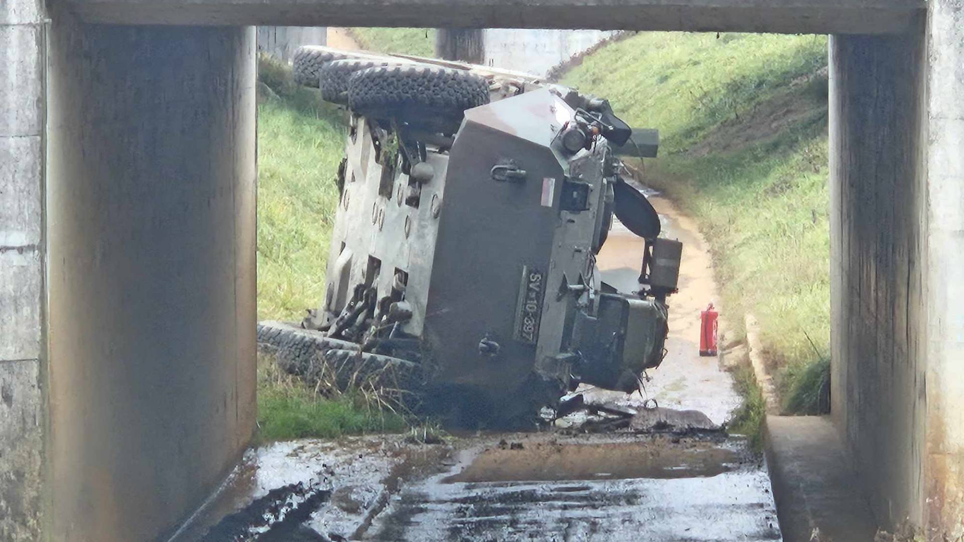 Nesreča vojaškega vozila v pesniškem rondoju: Vseh šest vojakov poškodovanih