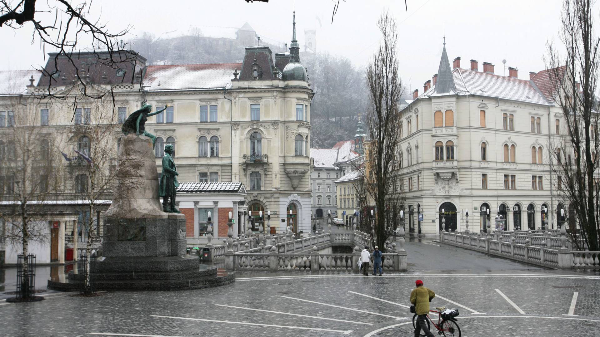 Vreme v naslednjih dneh: Dež, megla, ponekod tudi sneg