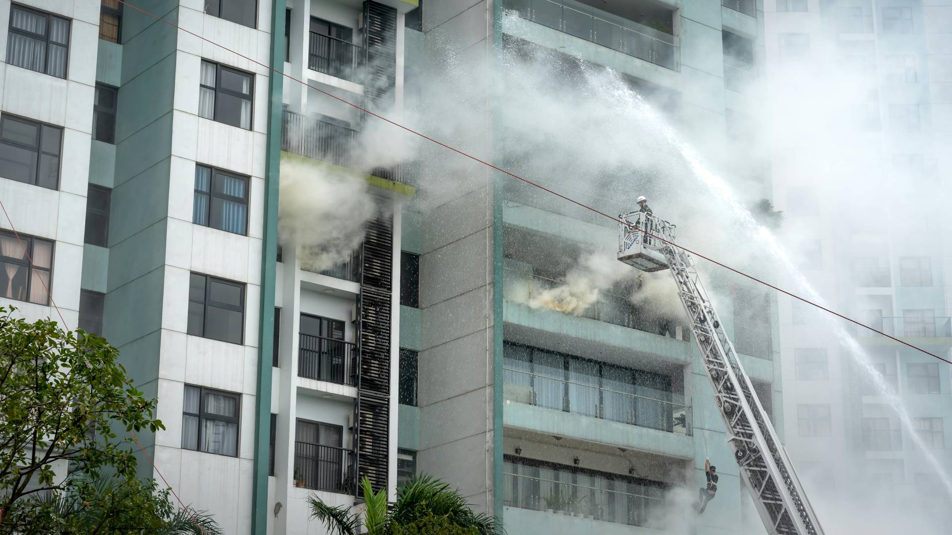 Smrtonosni požar v stanovanjskih blokih, med žrtvami tudi enoletni dojenček