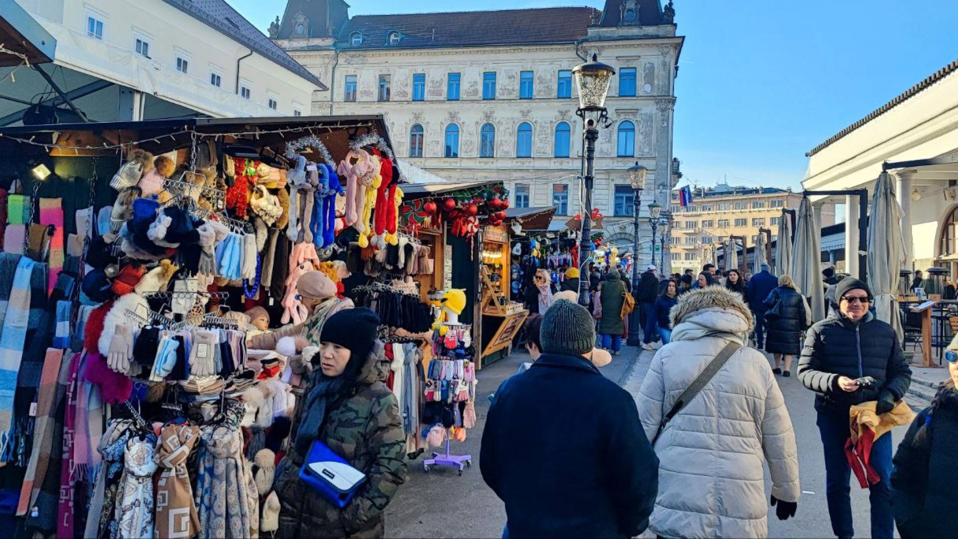 FOTO in VIDEO: Praznične stojnice v Ljubljani: Kapa 20 evrov, okrasek 7, med 8 evrov