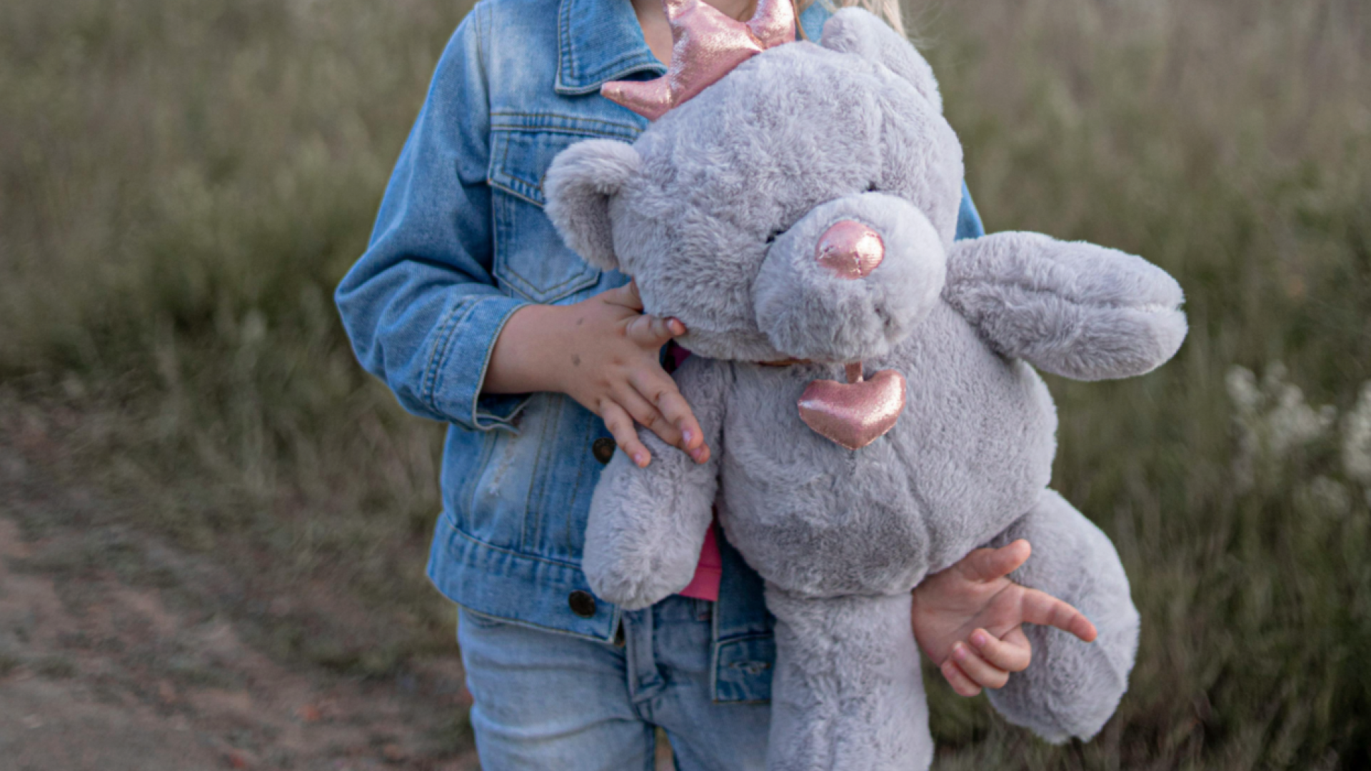 65-letnemu sosedu za napad na sedemletnico le tri leta in pol zapora. Oglasila se je mama žrtve ...