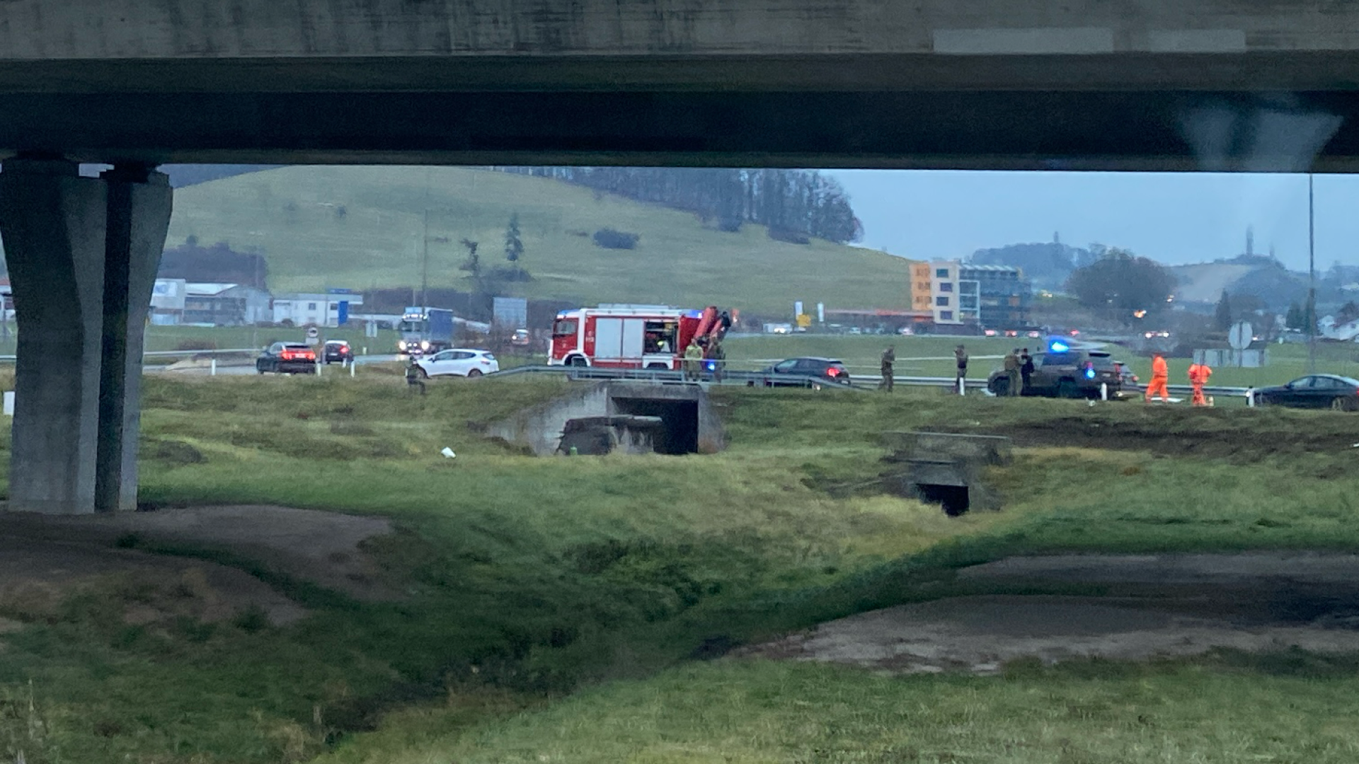 FOTO in VIDEO: V pesniškem rondoju se je prevrnilo vojaško vozilo, pet vojakov v UKC Mribor