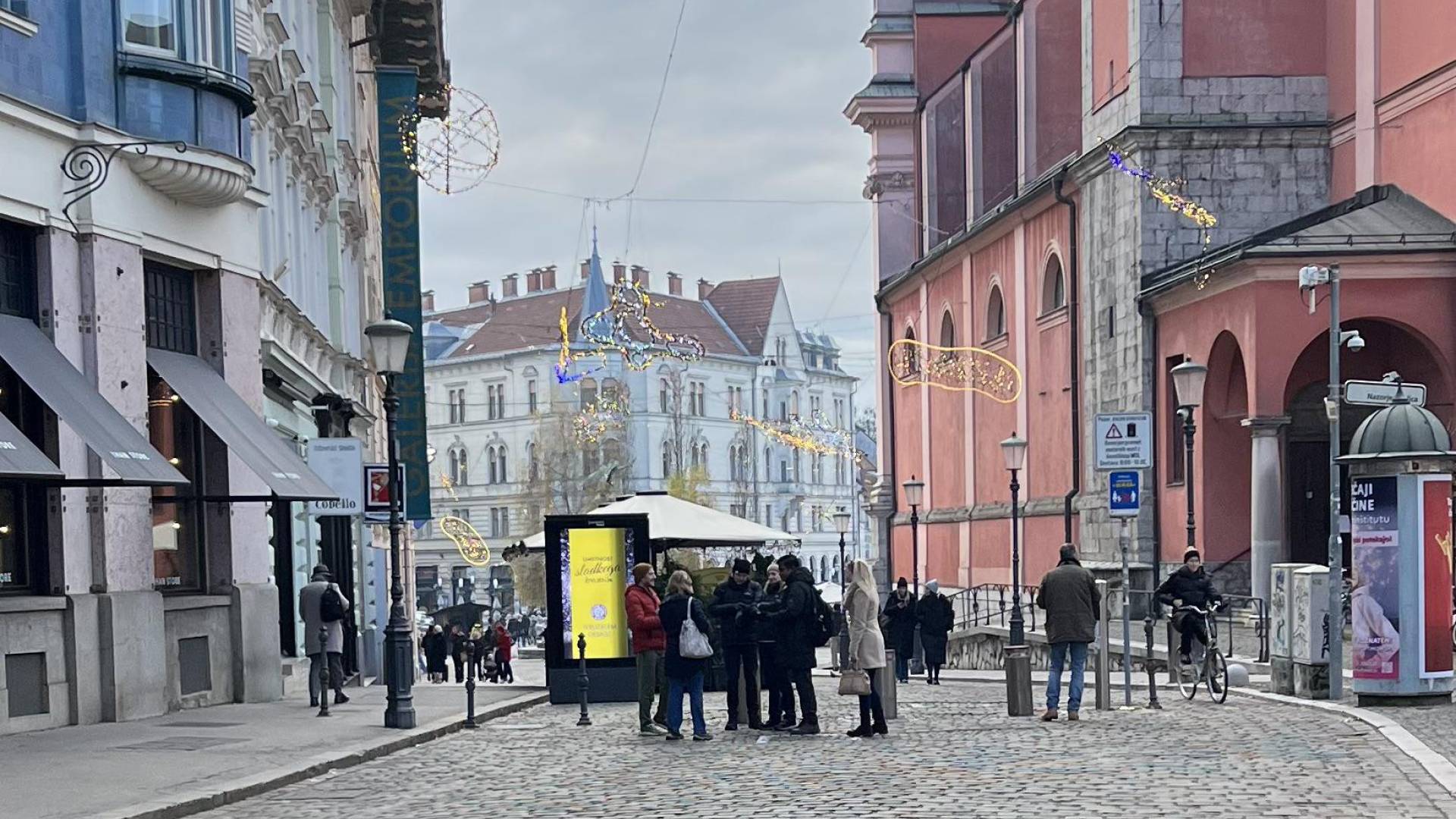 Lučke ob 11. uri dopoldan? Ljubljančani začudeni nad praznično osvetlitvijo čez dan