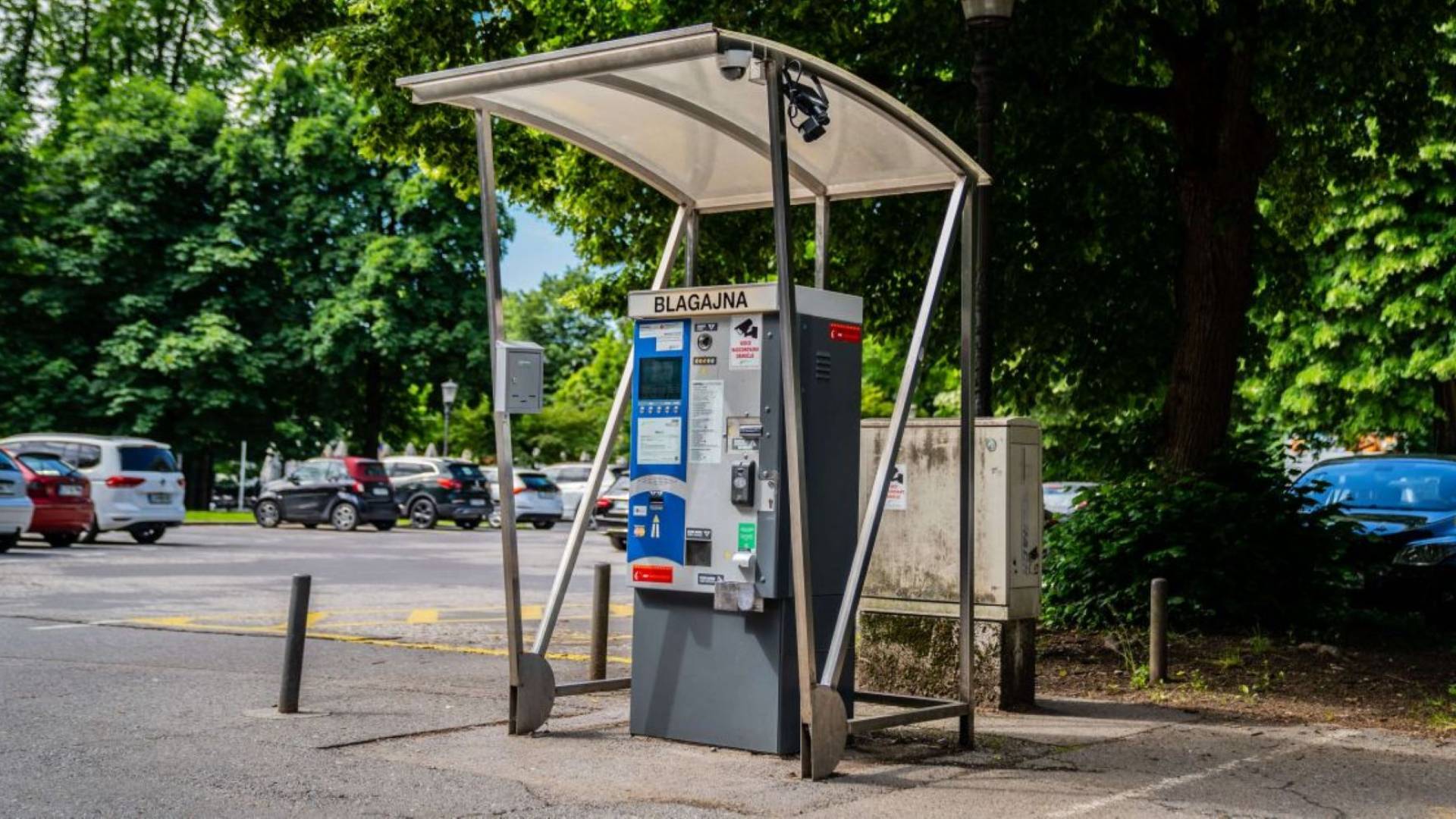 Kazen, ker parkomat ne dela? Voznik opisuje frustrirajočo izkušnjo: »Imejte pri sebi vse oblike plačil, ker je občina lačna«