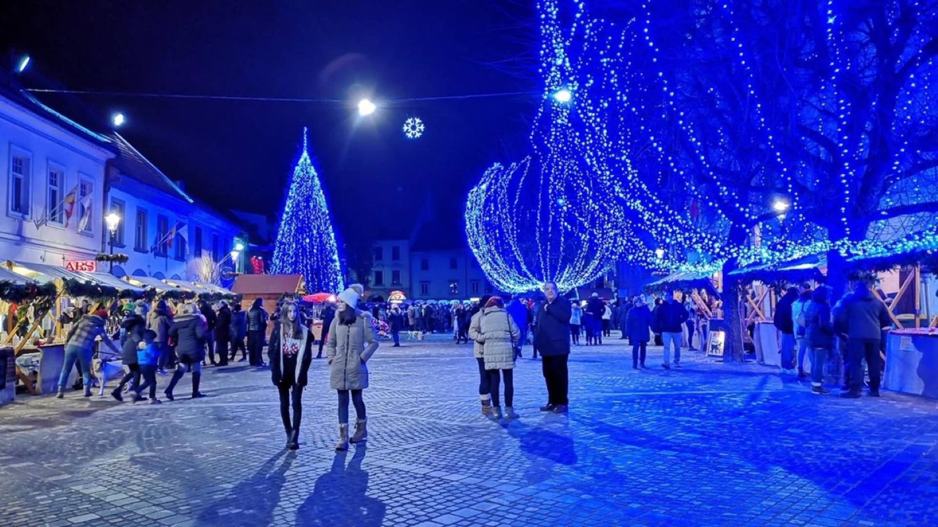 Kam ta konec tedna? Na Dolenjskem prižigajo praznične lučke in vabijo na Miklavževe koncerte