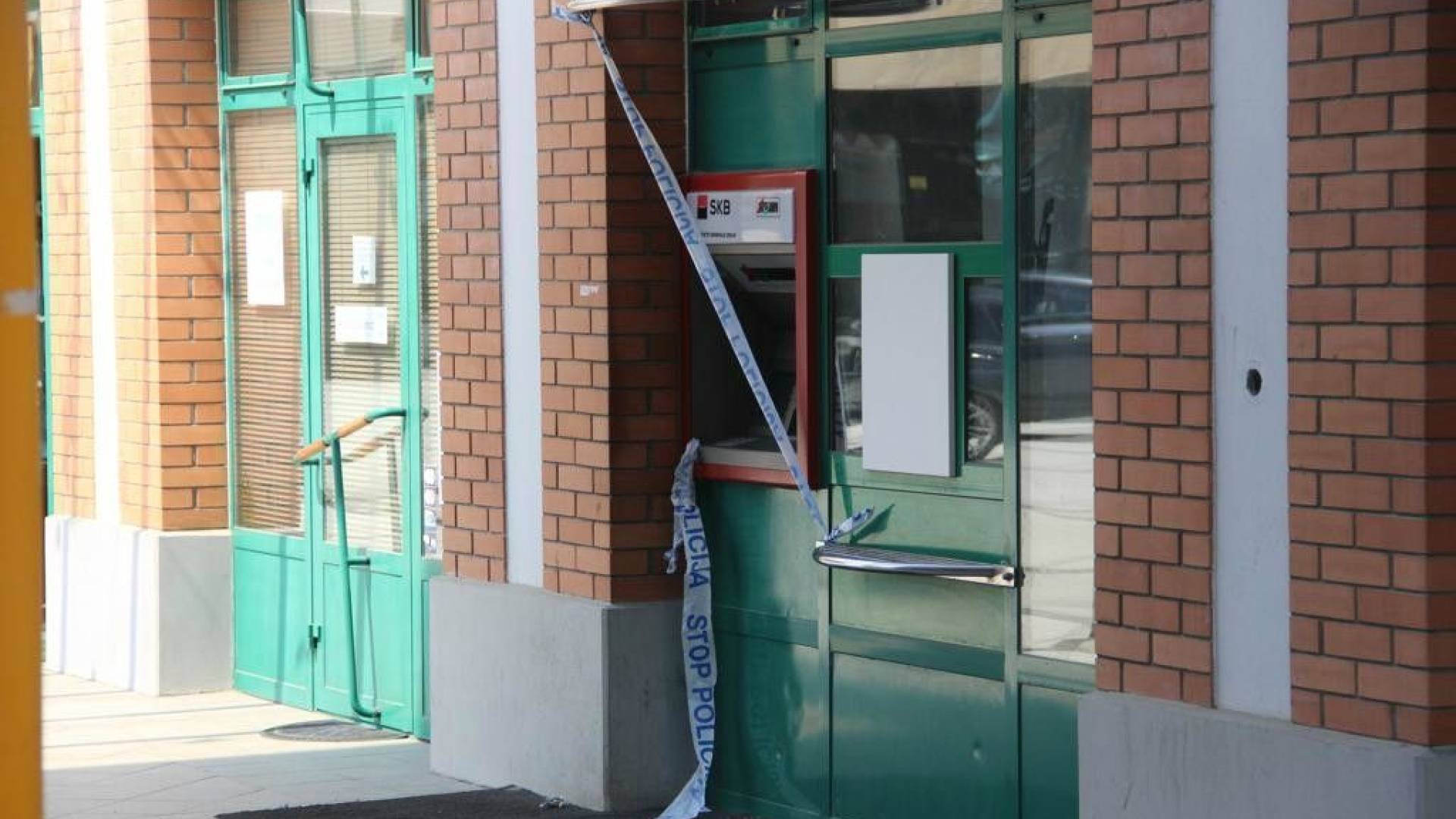 Na Štajerskem razstrelili bankomat, neznanec s sprejem poškropil štiri avtomobile