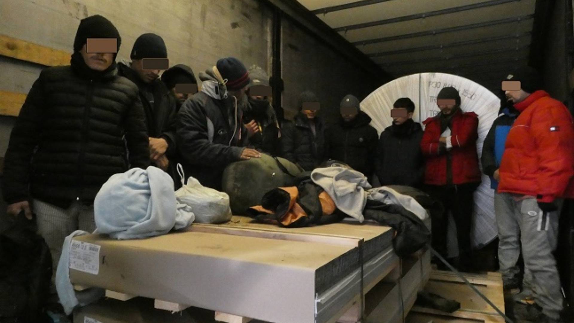 Policisti na Gruškovju ustavili tovornjak, v nakladalnem prostoru odkrili 14 tujcev