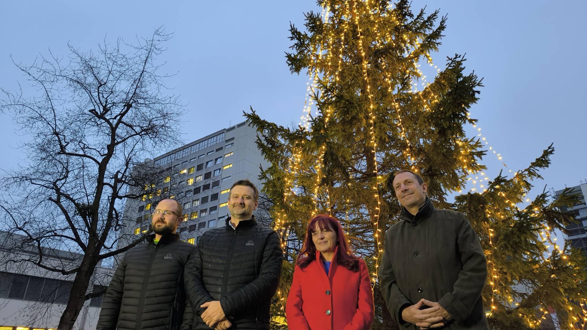 FOTO in VIDEO: Pred UKC Maribor v zahvalo zdravstvenim delavcem zažarela velika božična smreka
