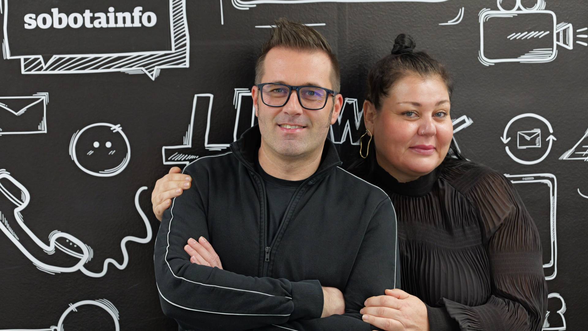 VIDEO: Pomurska uprizoritev Let nad kukavičjim gnezdom navdušuje: »Po vsaki predstavi vriskajo, mi pa jokamo od sreče«