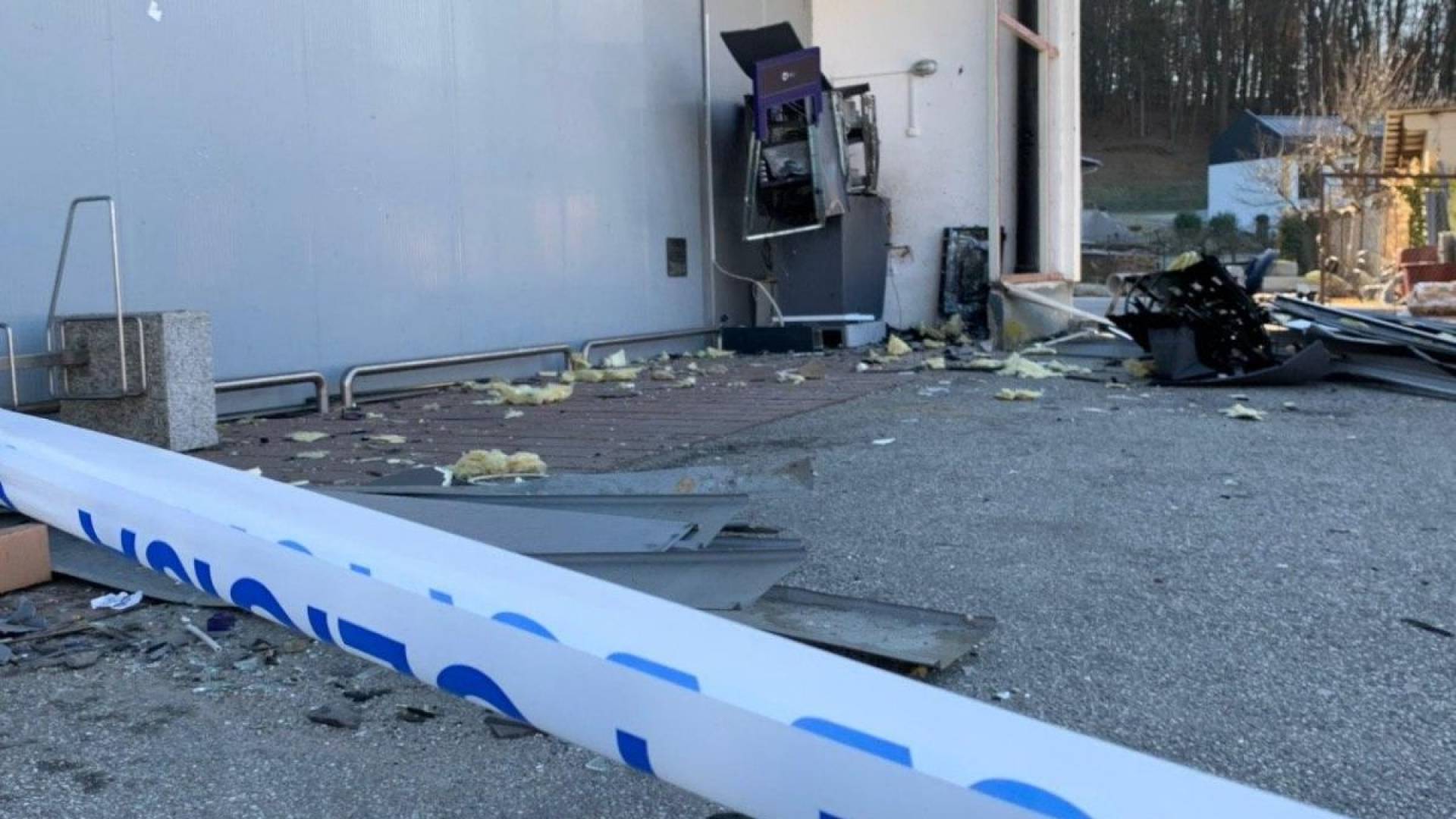 Na Štajerskem razstrelili bankomat, s sprejem poškropili štiri avtomobile in prerezali pnevmatike