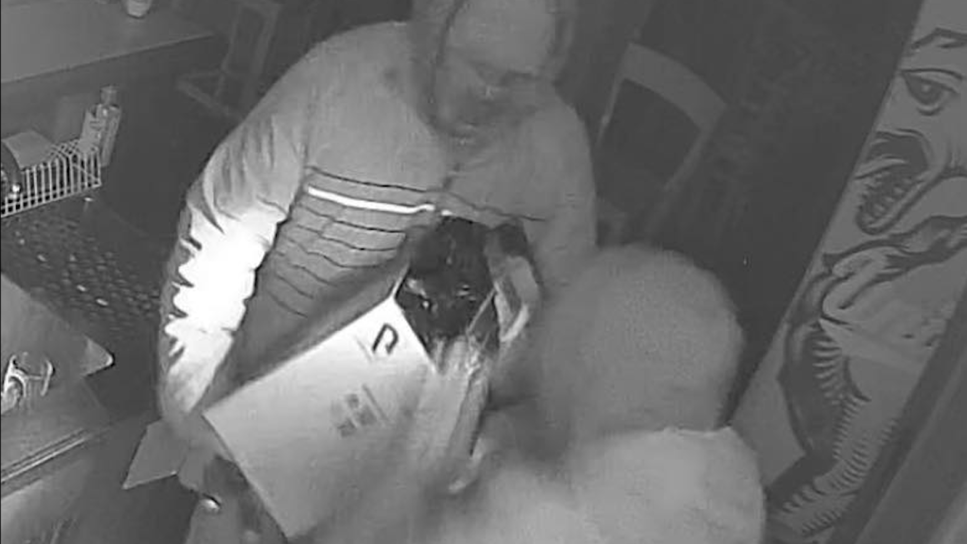 Neznanca vlomila v picerijo, lastnik objavil posnetke: prepoznate osebi?