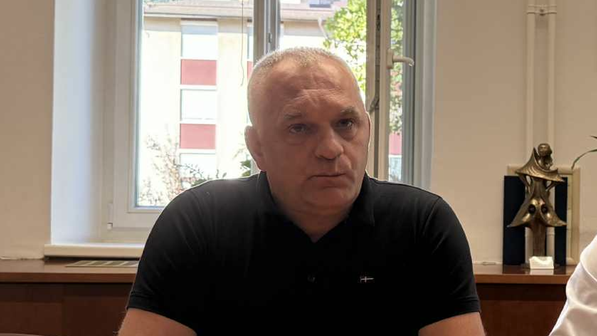 Direktor ZD Kočevje odkrito o težavah z Romi: grozili medicinski sestri in zdravnici, razbili tudi vrata urgence