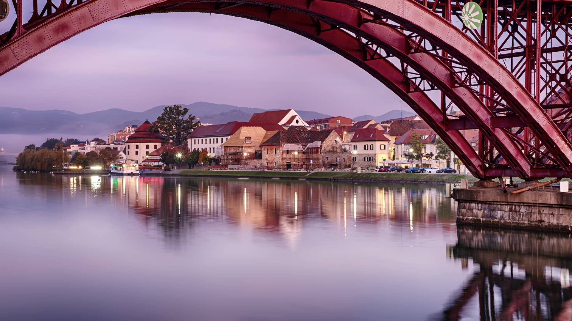 Kam ta konec tedna? V Maribor prihajajo Helena Blagne, Marko Škugor in obilica praznične zabave
