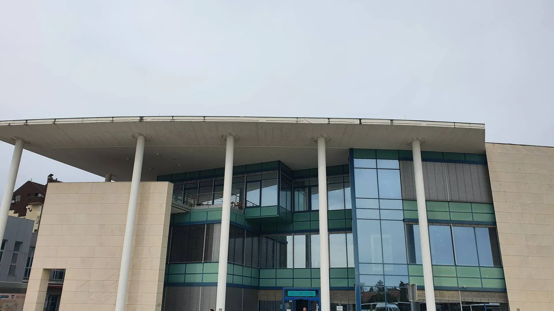 Komisija za slovenski jezik: »Predlog knjižnice izriva slovenščino iz javnega prostora«