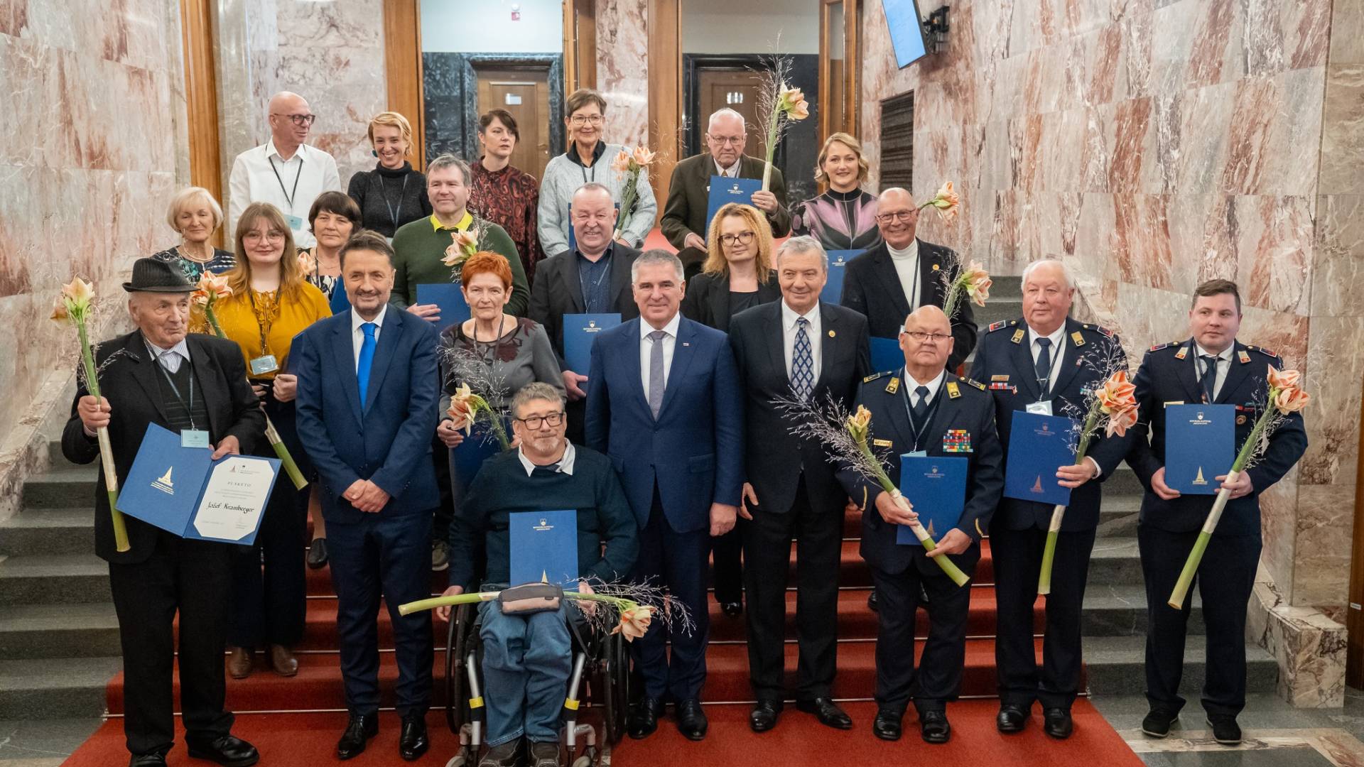 Prostovoljci spreminjajo družbo: Državni svet podelil plakete za izjemni prispevek