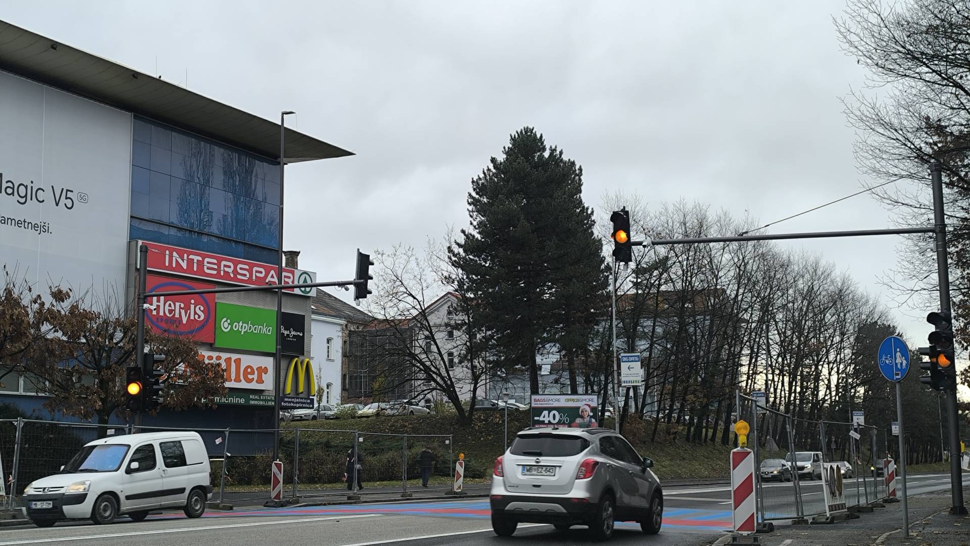 FOTO: Na Titovi cesti v Mariboru že stoji semafor. Kdaj bo začel delovati?