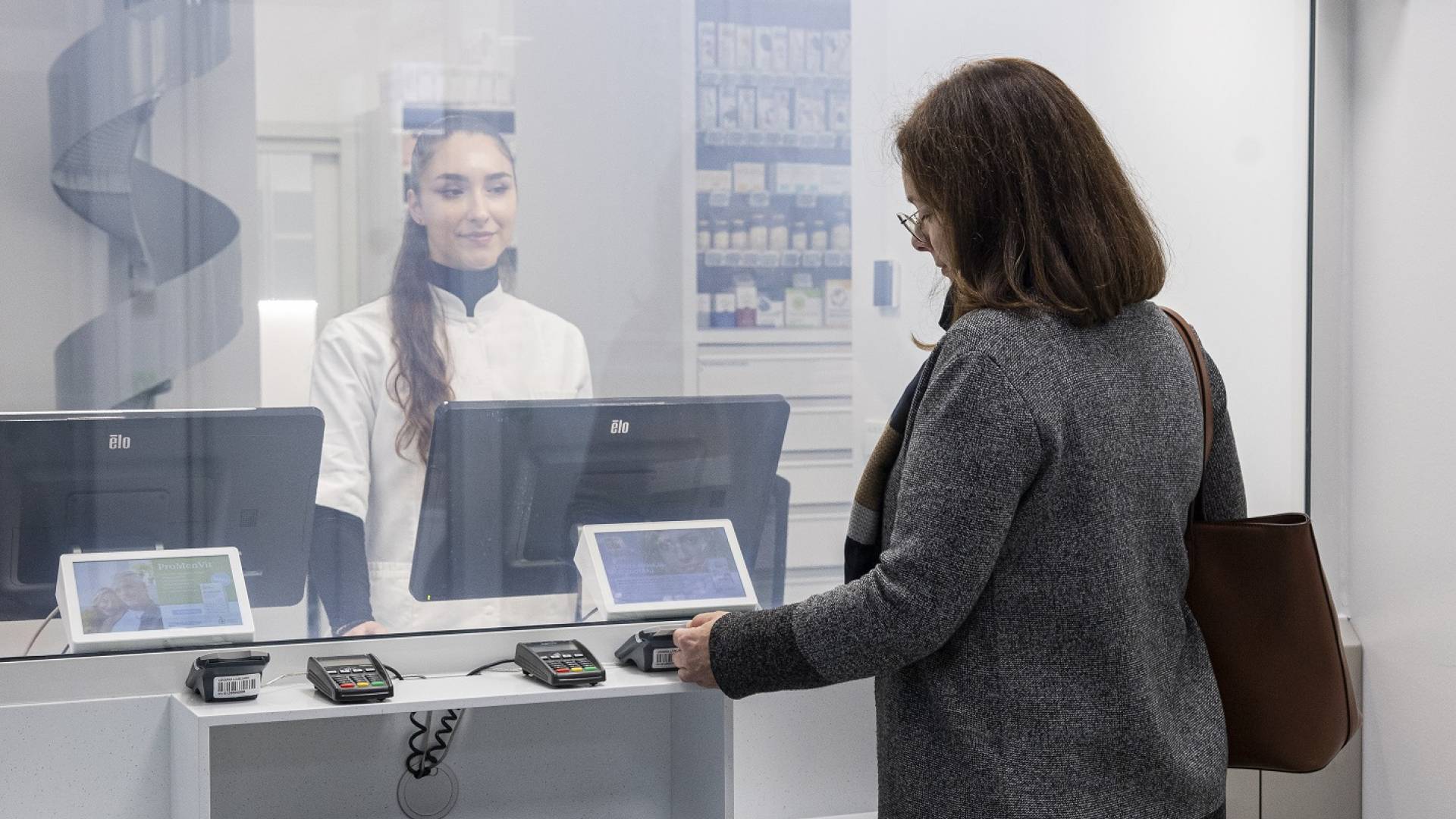 Lekarna pri polikliniki se vrača z lekarniškim robotom, avtomatiziranimi blagajnami in prostori za paciente