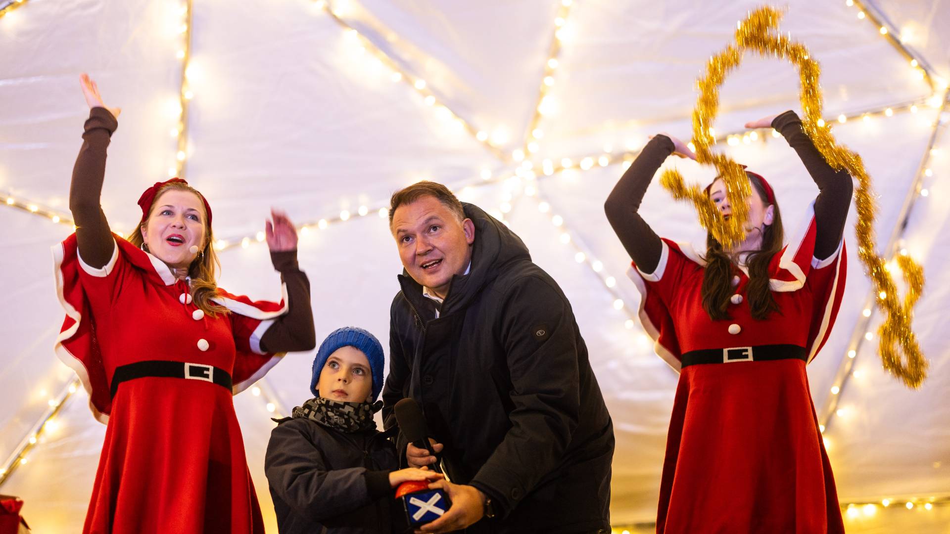 FOTO in VIDEO: Murska Sobota zasijala v soju prazničnih luči, vrata odprlo tudi drsališče