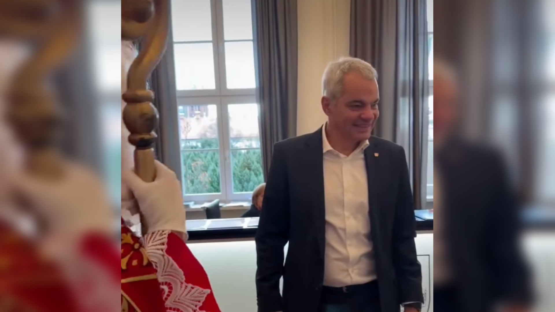 VIDEO: Arsenoviča obiskal Miklavž, podaril mu je šibo in ...