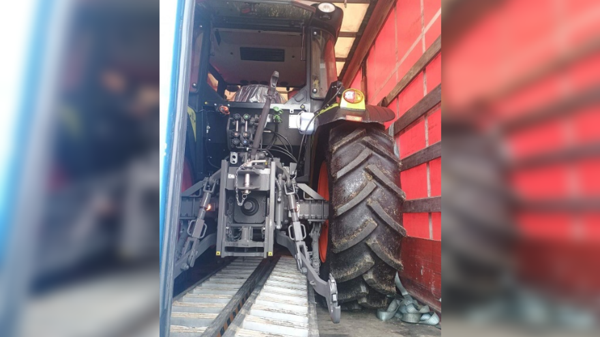 Velika tatvina na Štajerskem: Ukradli tri traktorje in pobegnili, voznika tovornjaka ujeli tik pred romunsko mejo