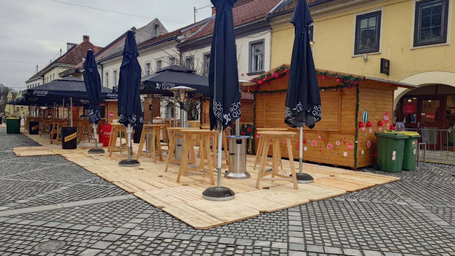 FOTO: Advent v Novem mestu: Takšne so cene hrane in pijače, toliko bo stalo drsanje