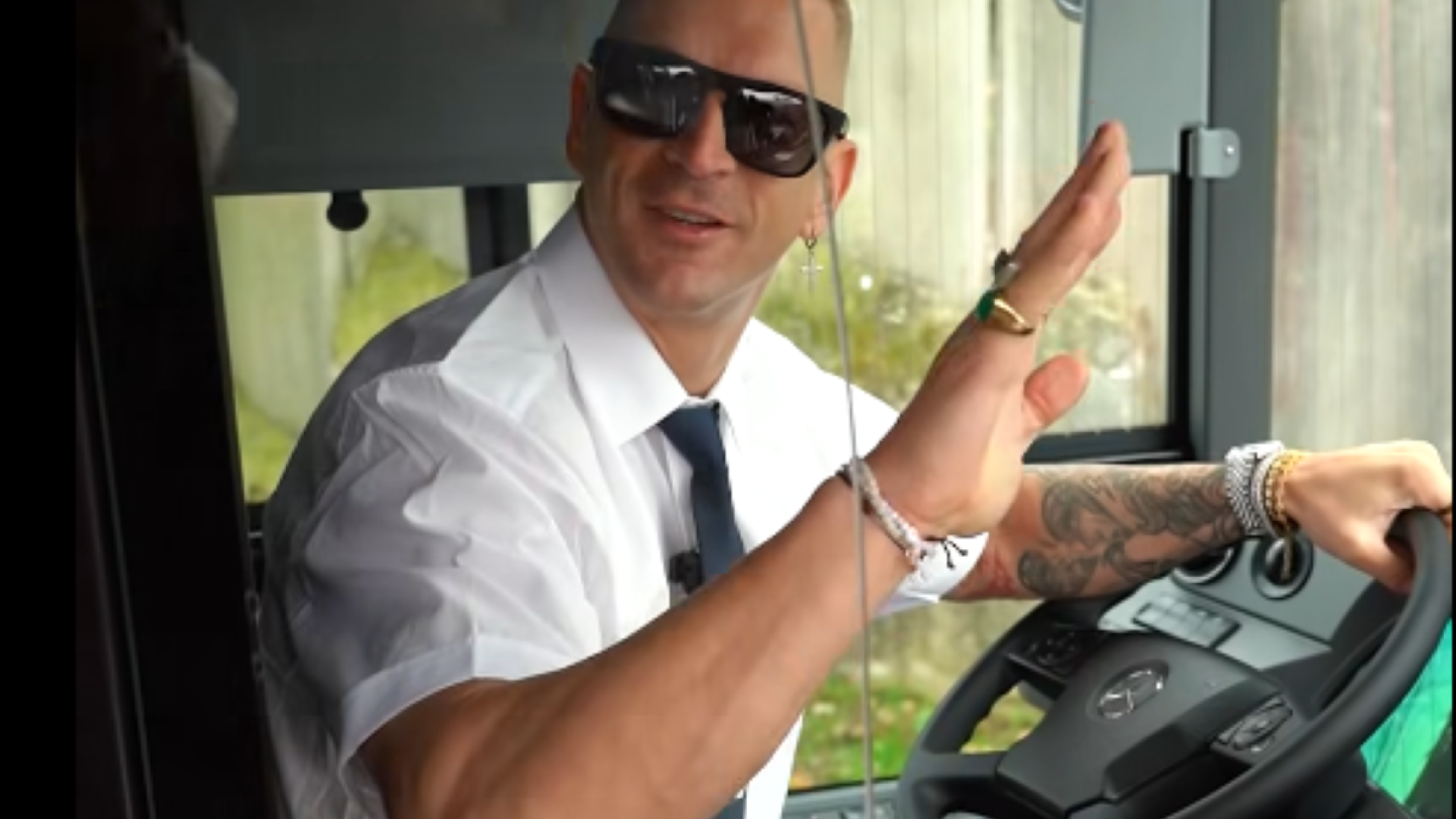 Ljubljana v šoku: Igor Mikić za volanom mestnega avtobusa!