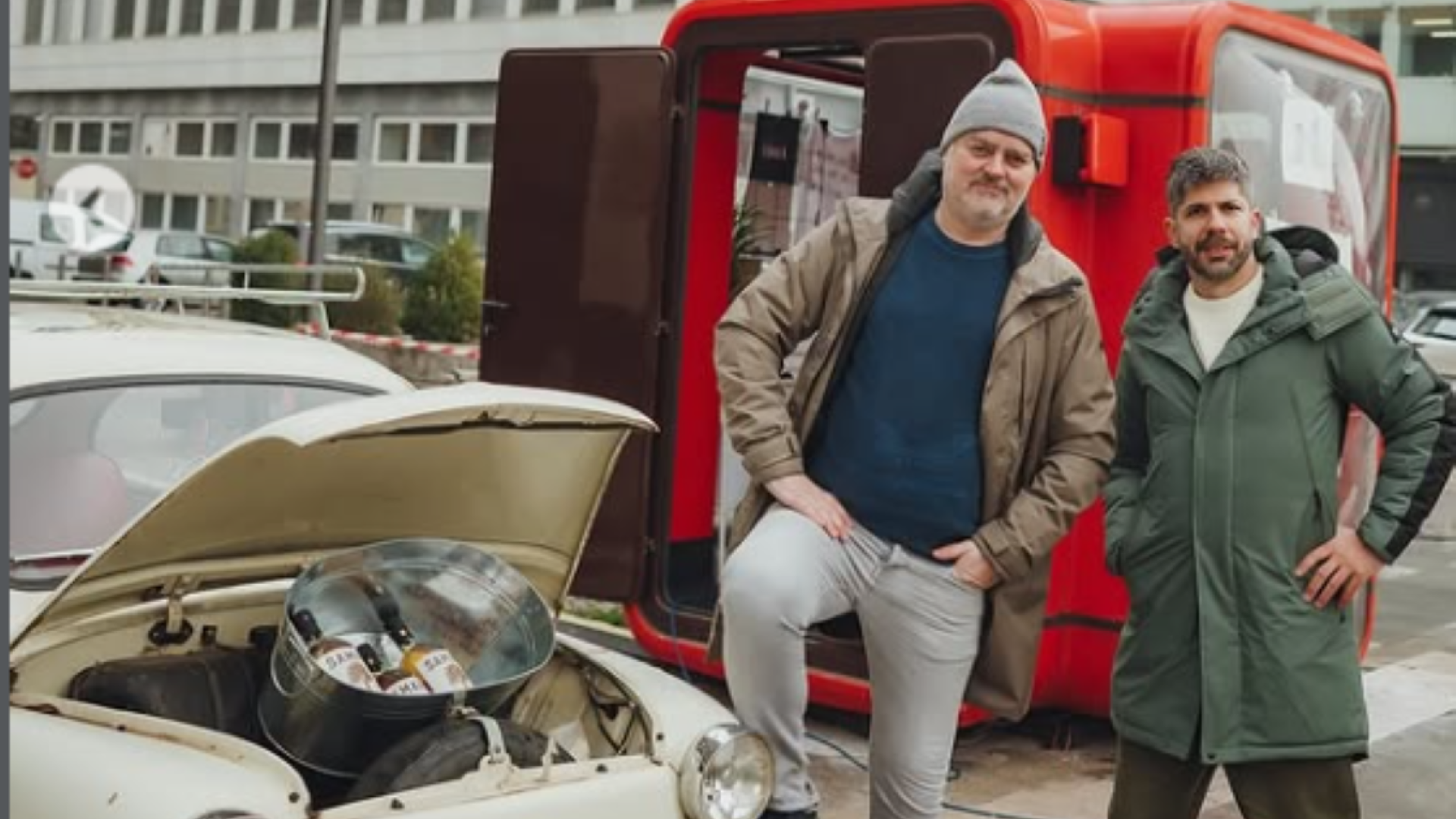 Legendarni Kiosk K67 pred Delovo stolpnico zaživel kot mikro-galerija in pop-up trgovina