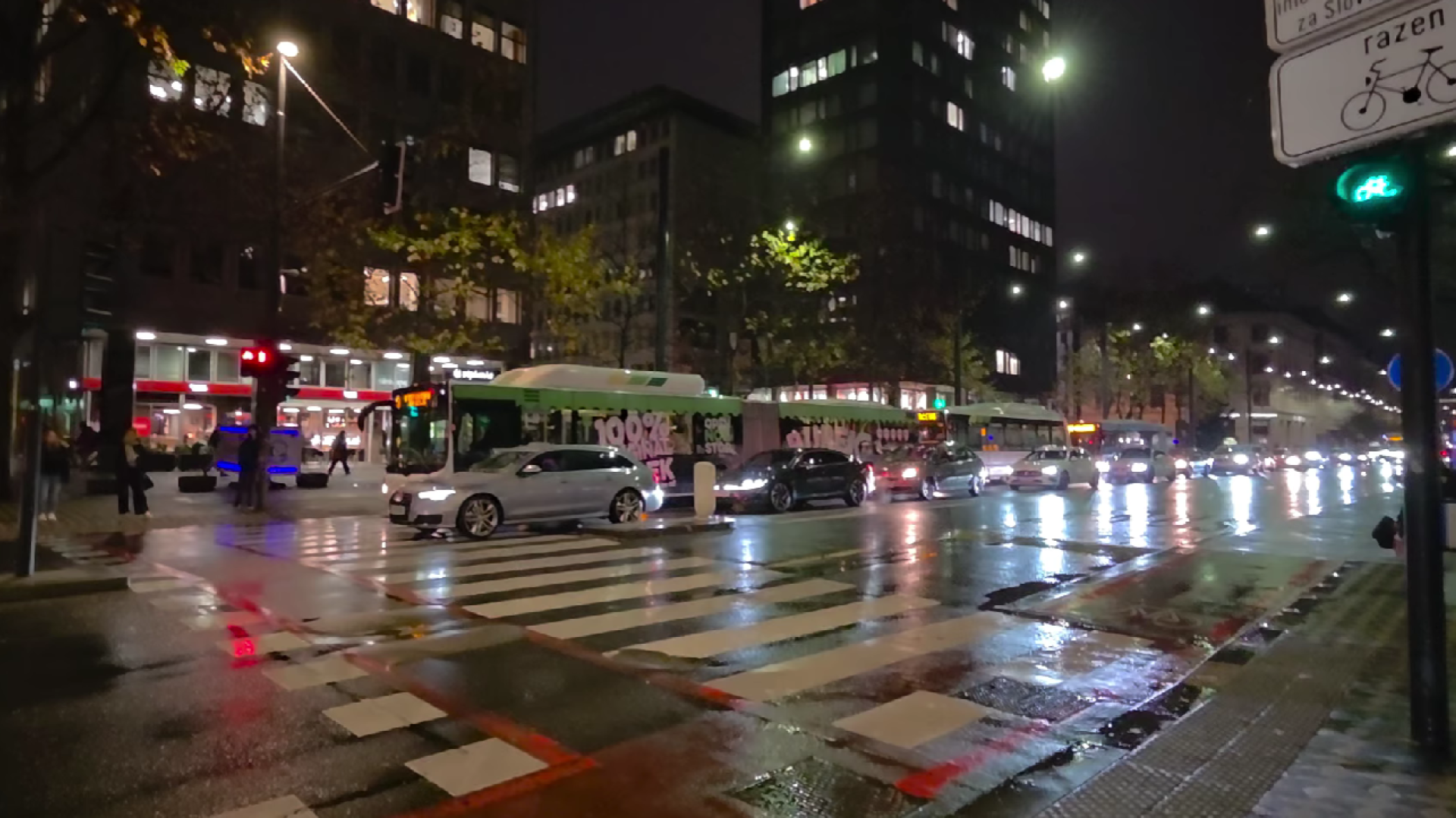 Semafor na Slovenski podaljšan za trikrat, občani bežijo čez rdečo! Jankoviću se zdi ukrep ustrezen