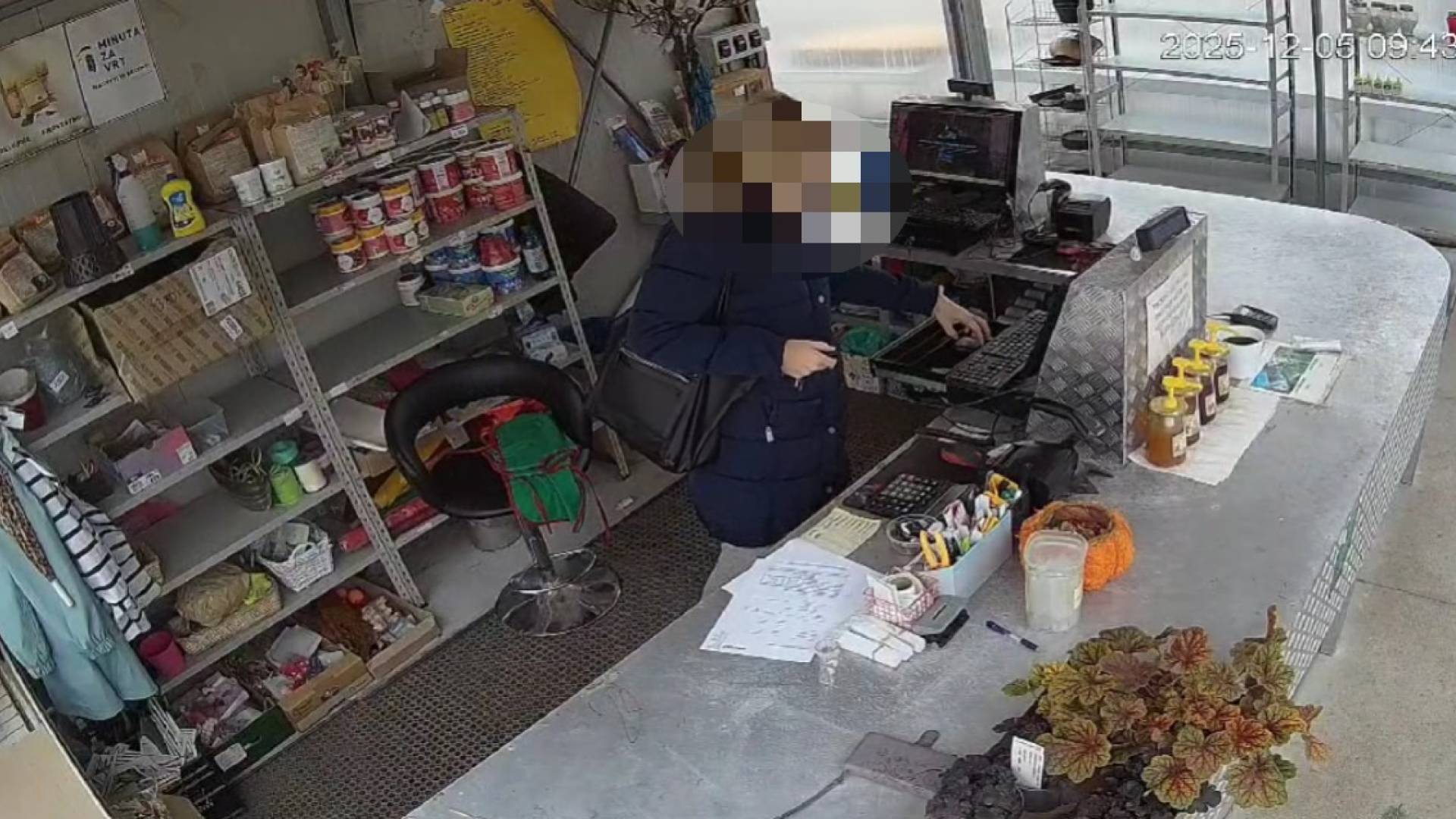 VIDEO: Ženska segla v blagajno in odšla z denarjem, ujela jo je kamera