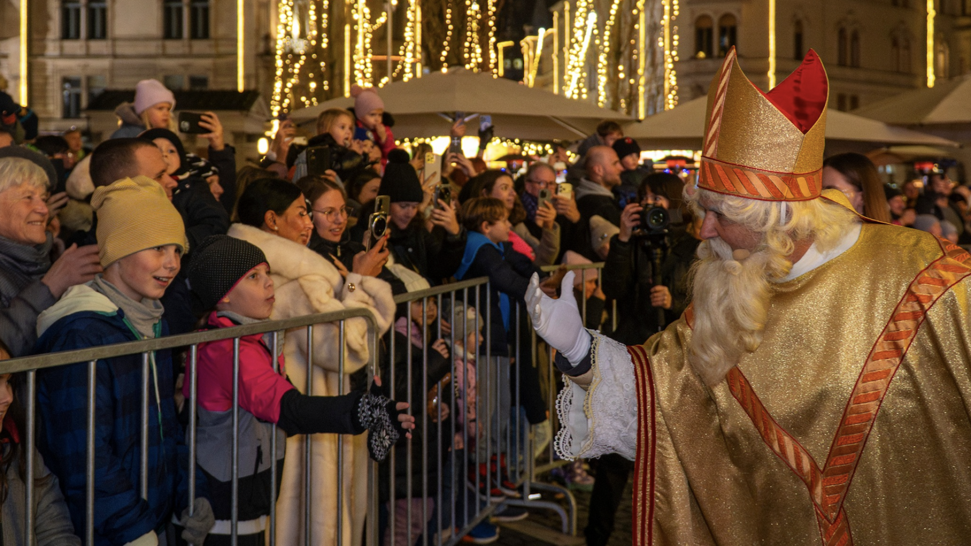 FOTO: Pravljični sprevod Miklavža napolnil Ljubljano