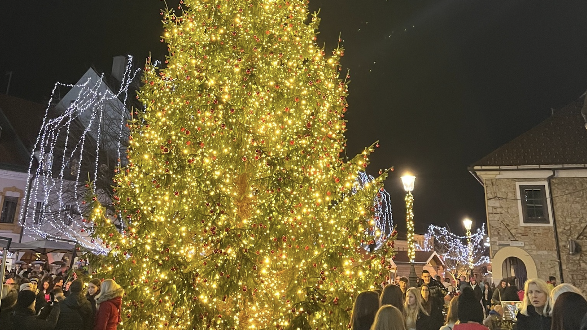 FOTO: Praznični utrip v Novem mestu, prižgali lučke in odprli drsališče