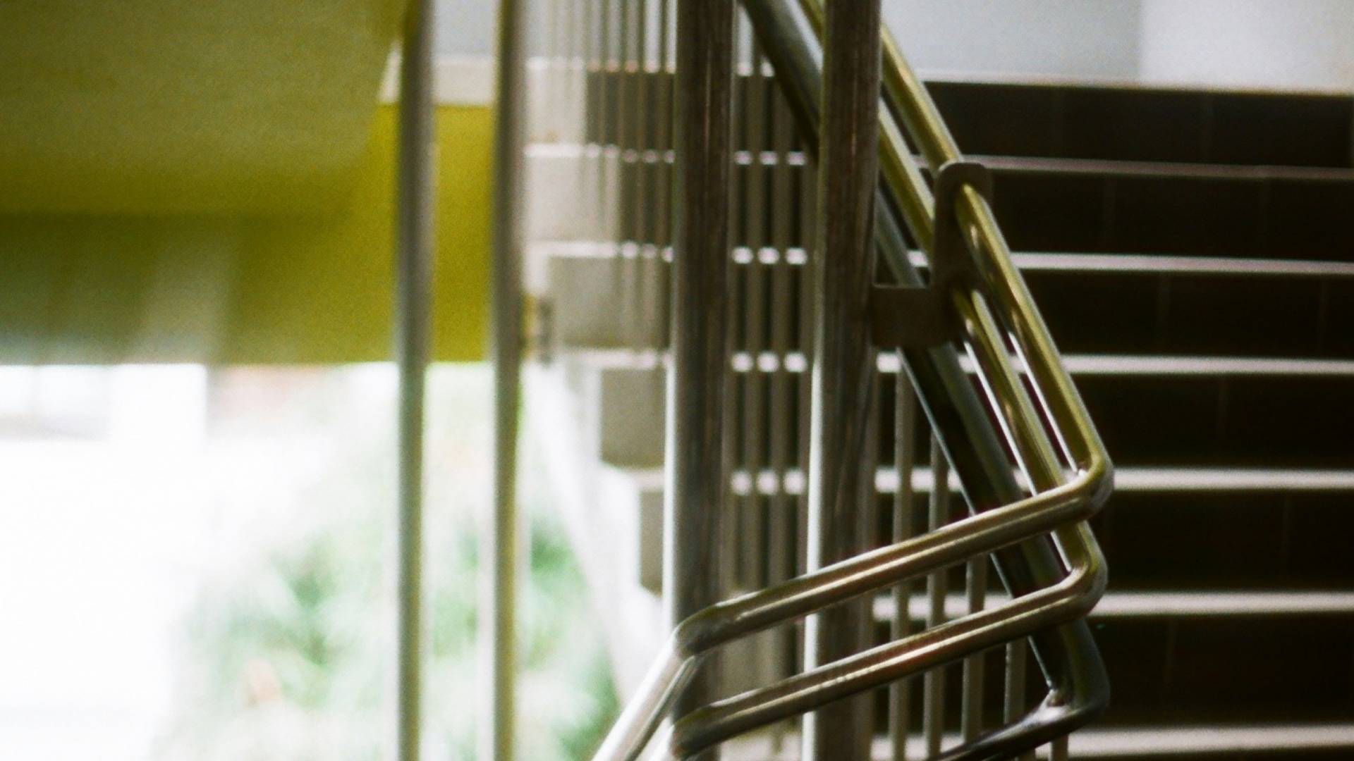 Ženska umrla na stopnišču, njen partner s poškodbo vratu