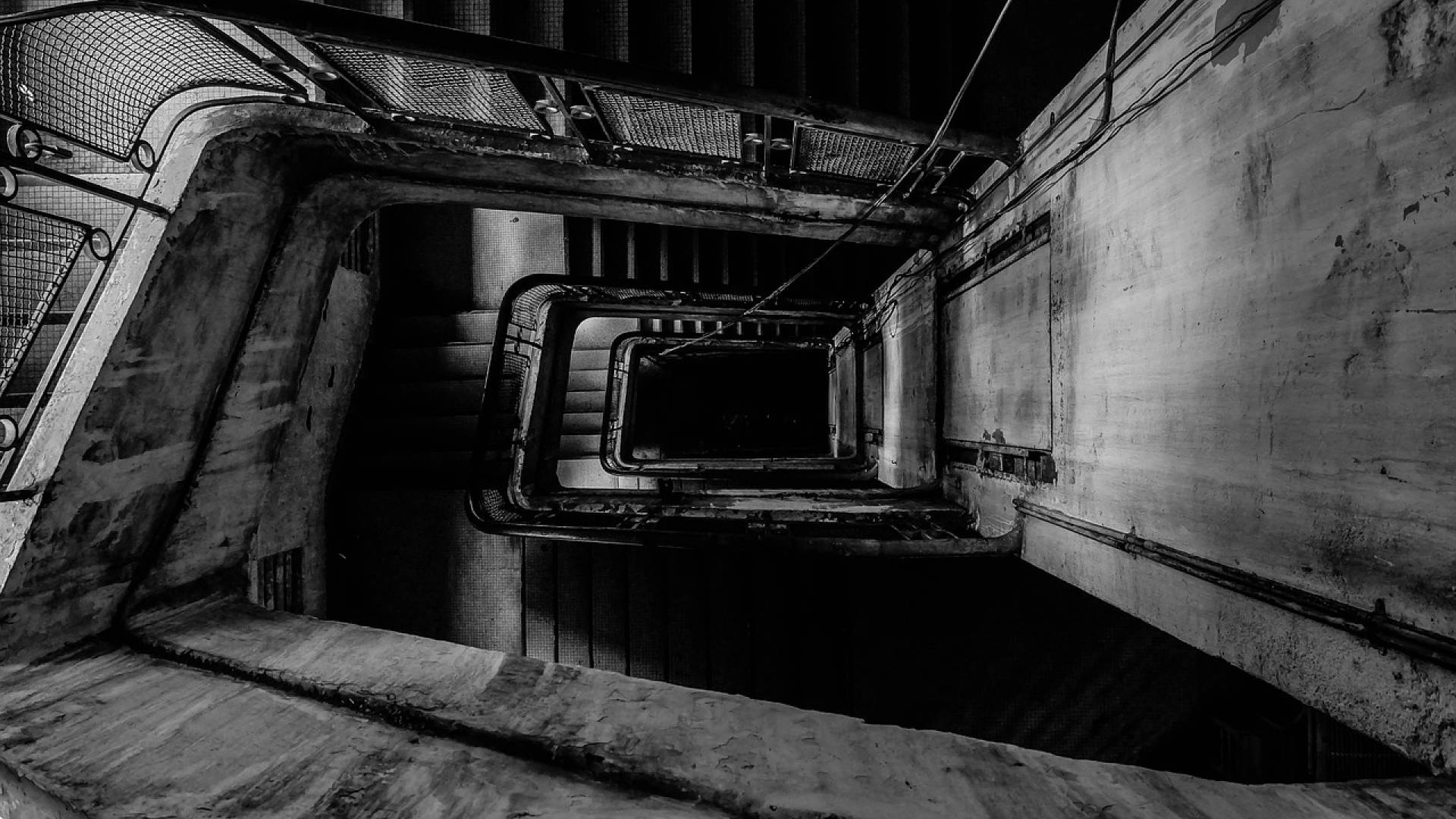 Tragično: Ženska umrla na stopnišču, moškega odpeljali s poškodbo vratu