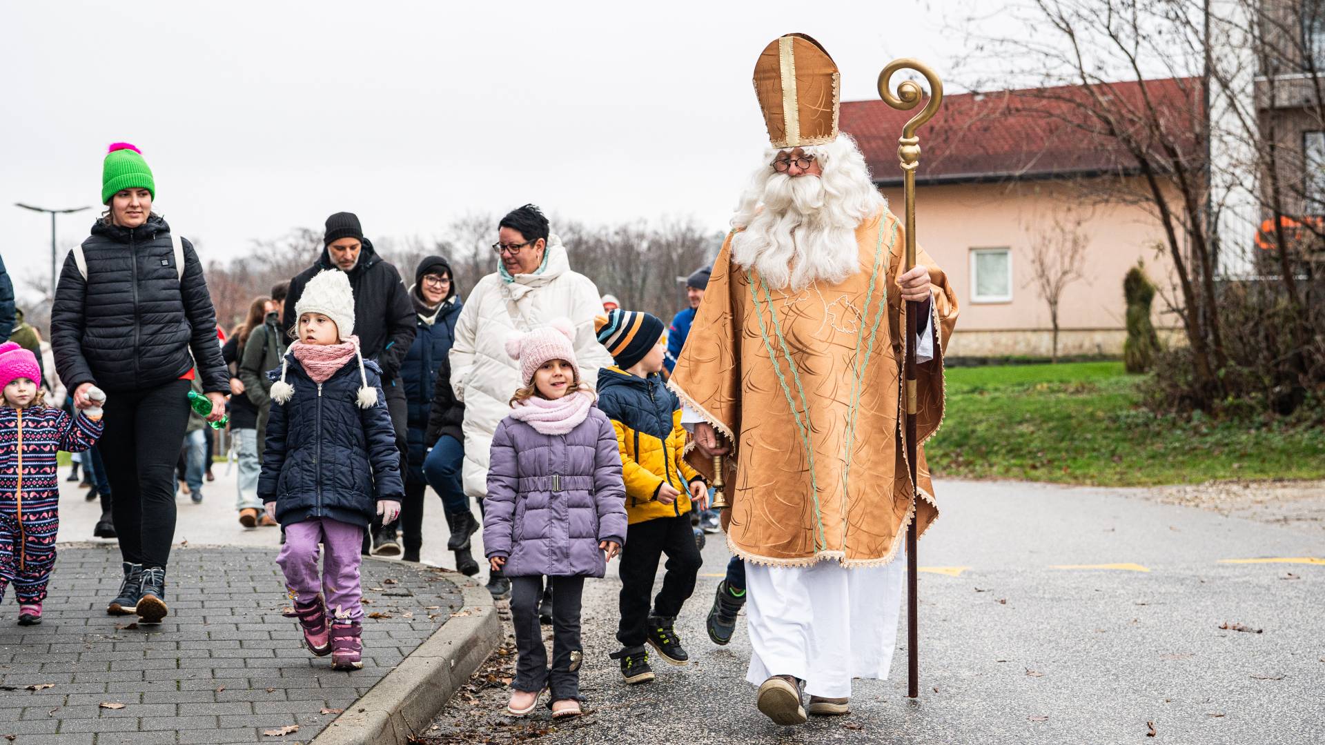FOTO in VIDEO: Miklavž se je spustil po Zipline Vinarium in obdaril otroke