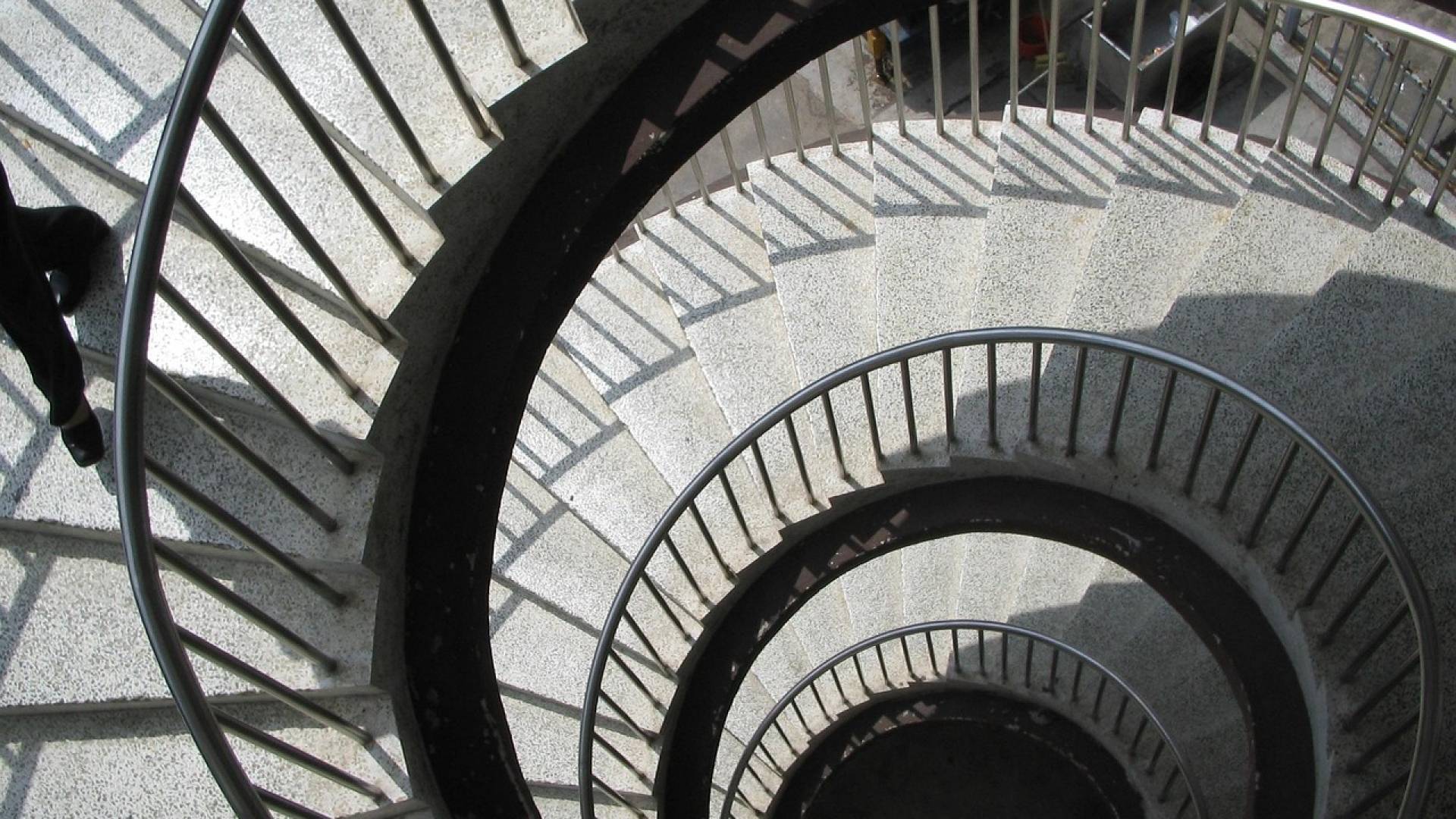 Grozljiva tragedija: Ženska umrla na stopnišču, moški s poškodbo vratu