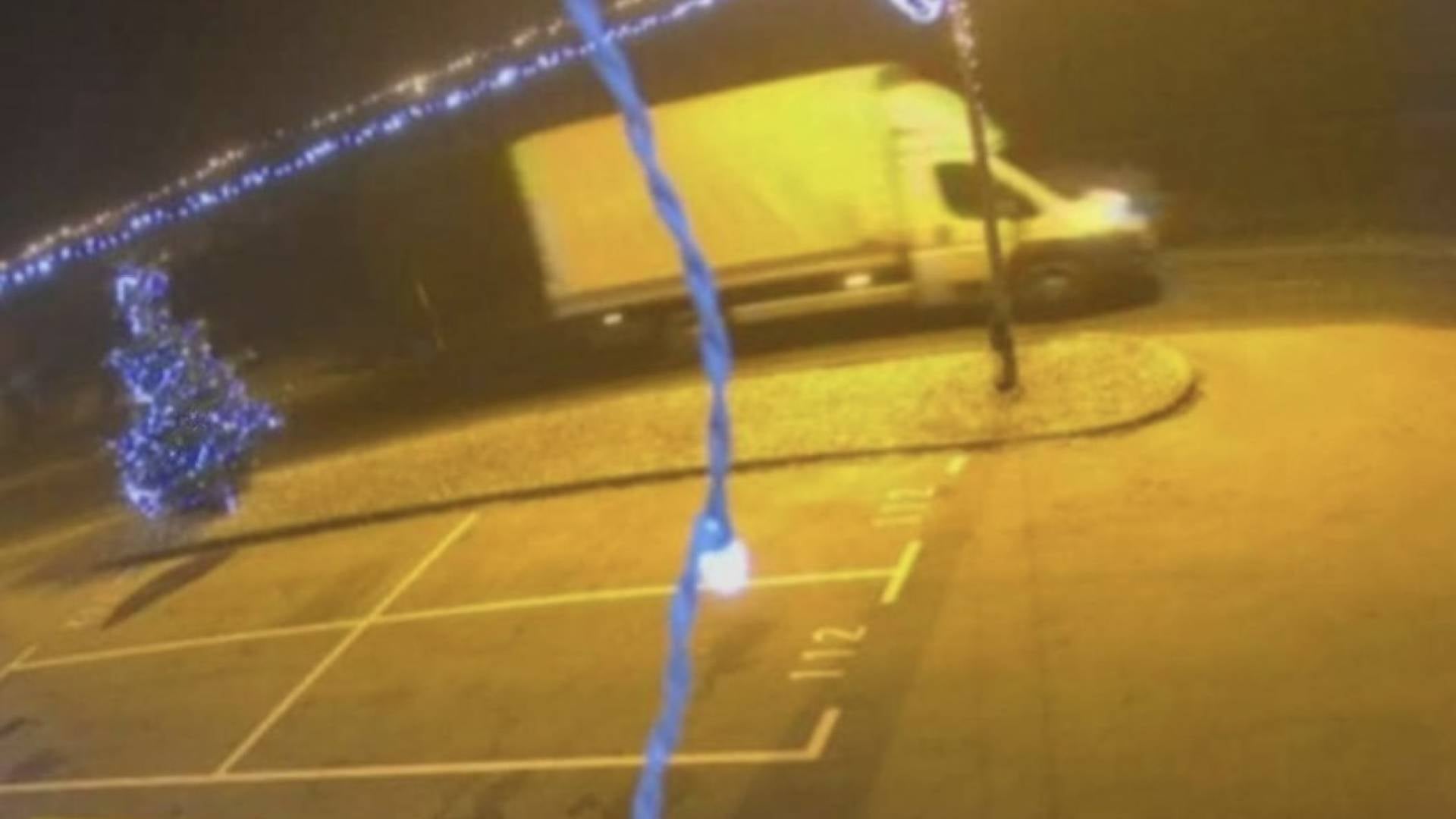 Ste videli belo tovorno vozilo? Zaradi vloma v mesnico nastala velika škoda