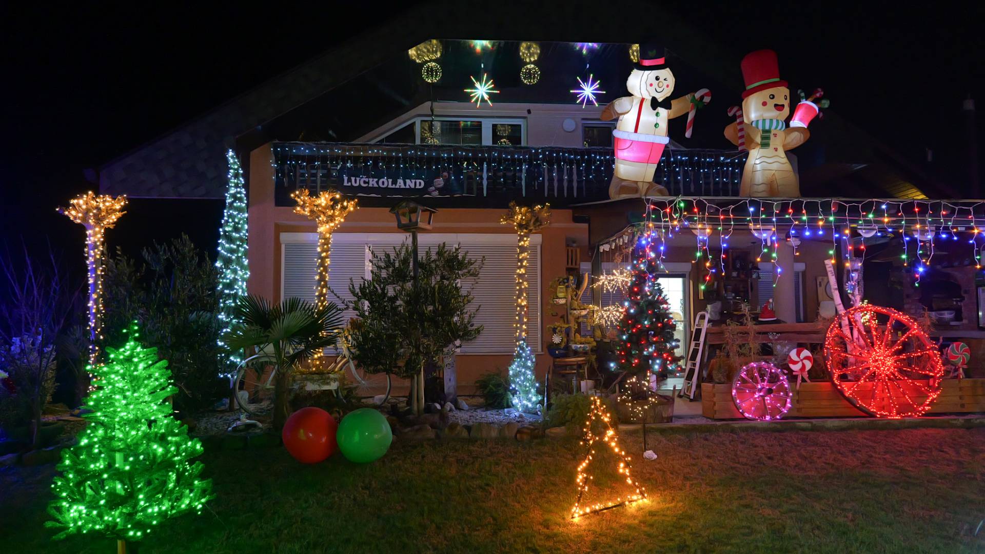 FOTO: V Krogu zasijale praznične lučke za dober namen