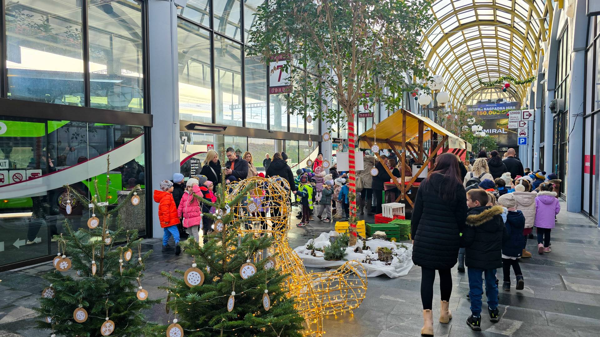 FOTO: Najmlajši ustvarjalci čarobne božične okrasitve obiskali avtobusno postajo
