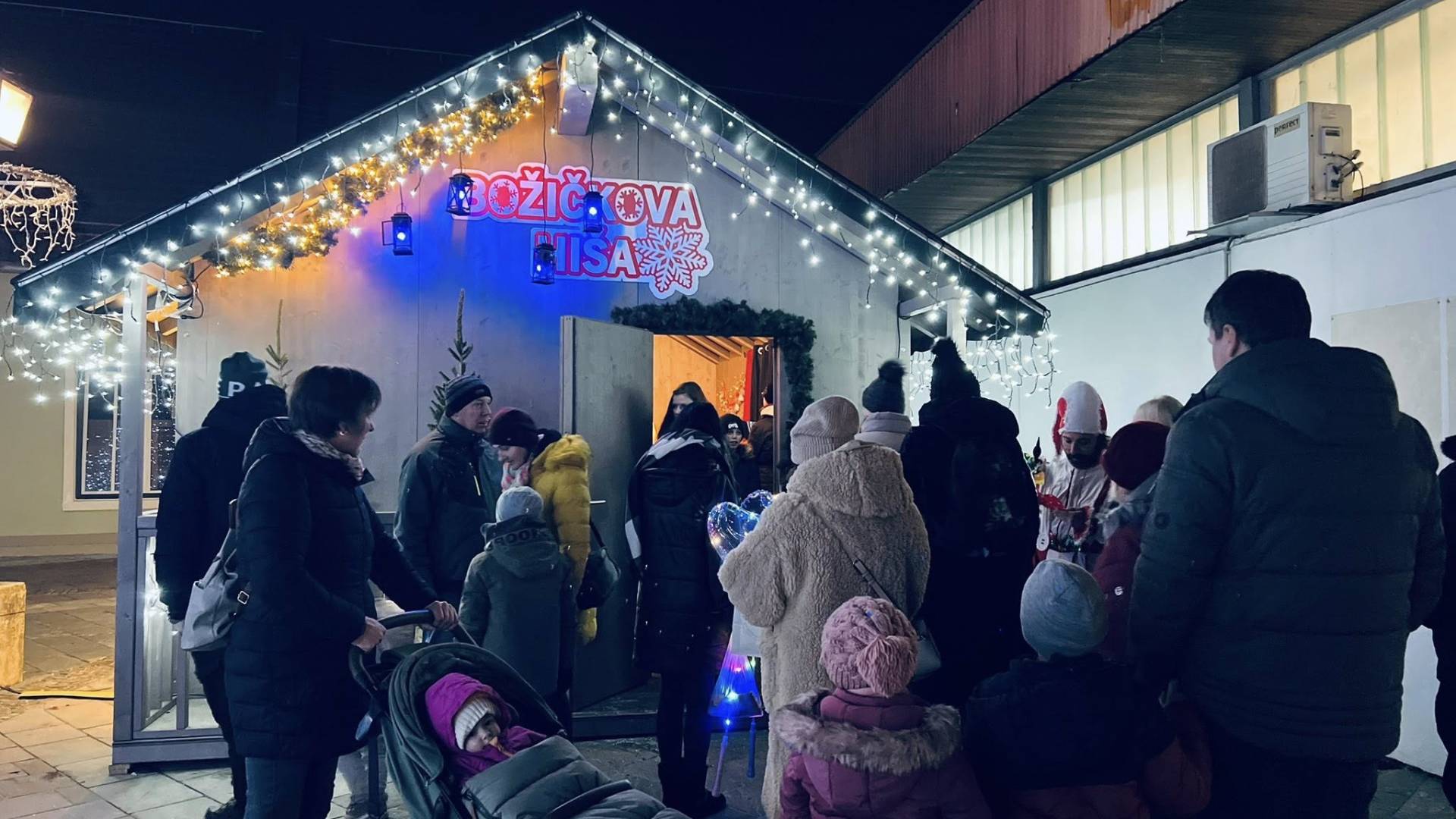 Ptuj krasi 27 kilometrov prazničnih luči, med letošnjimi novostmi čarobna Božičkova hiša